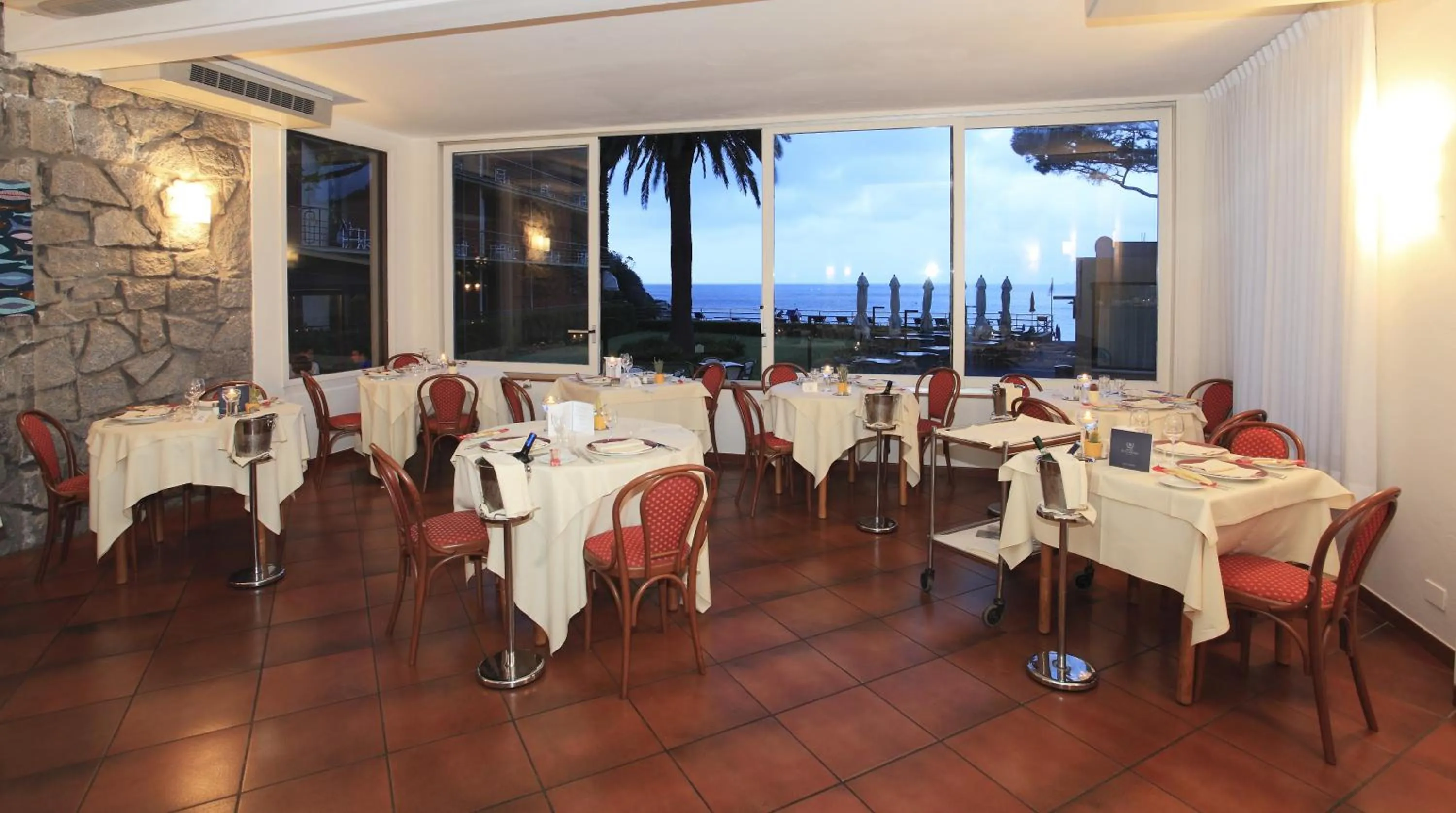 Restaurant/places to eat in Hotel Desiree