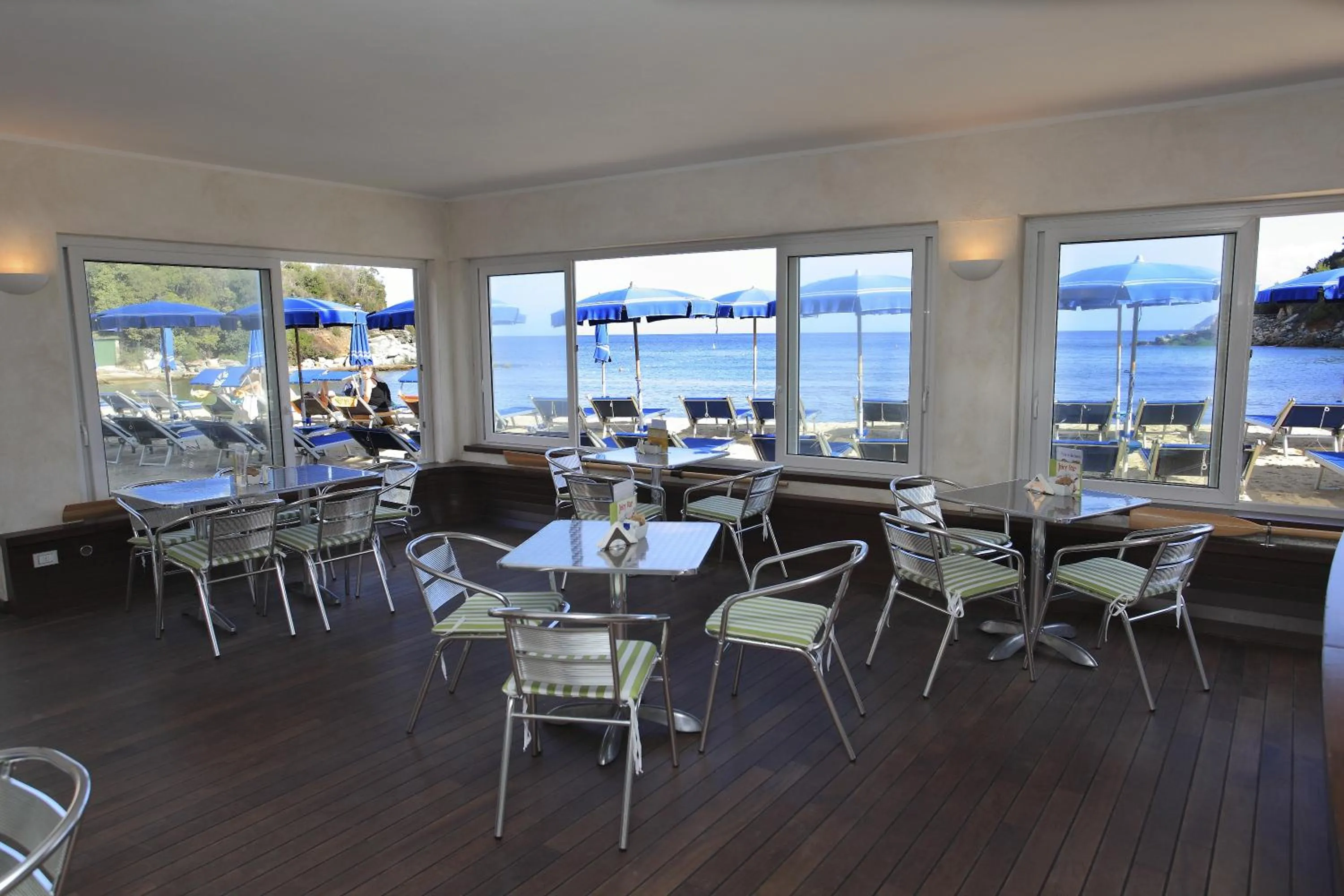 Restaurant/places to eat in Hotel Desiree