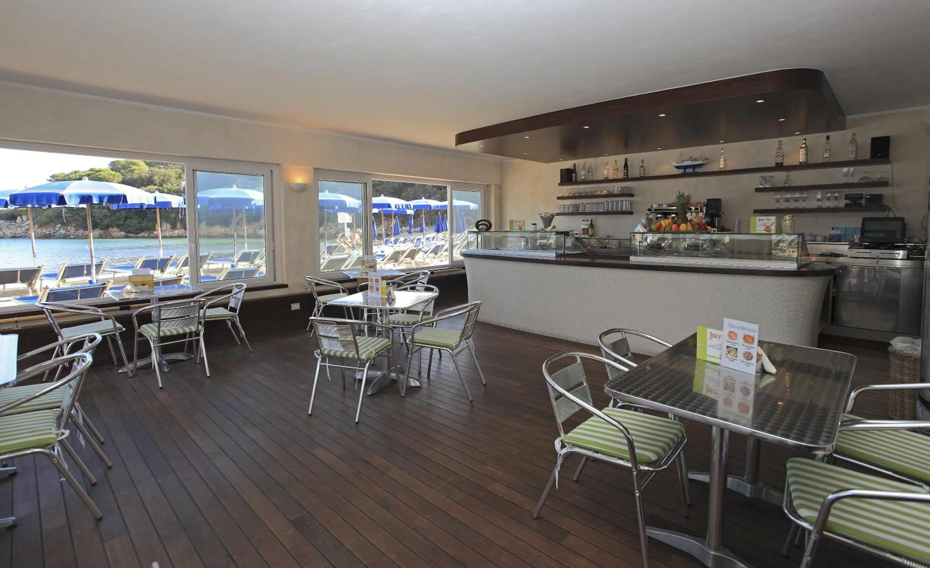 Restaurant/places to eat in Hotel Desiree