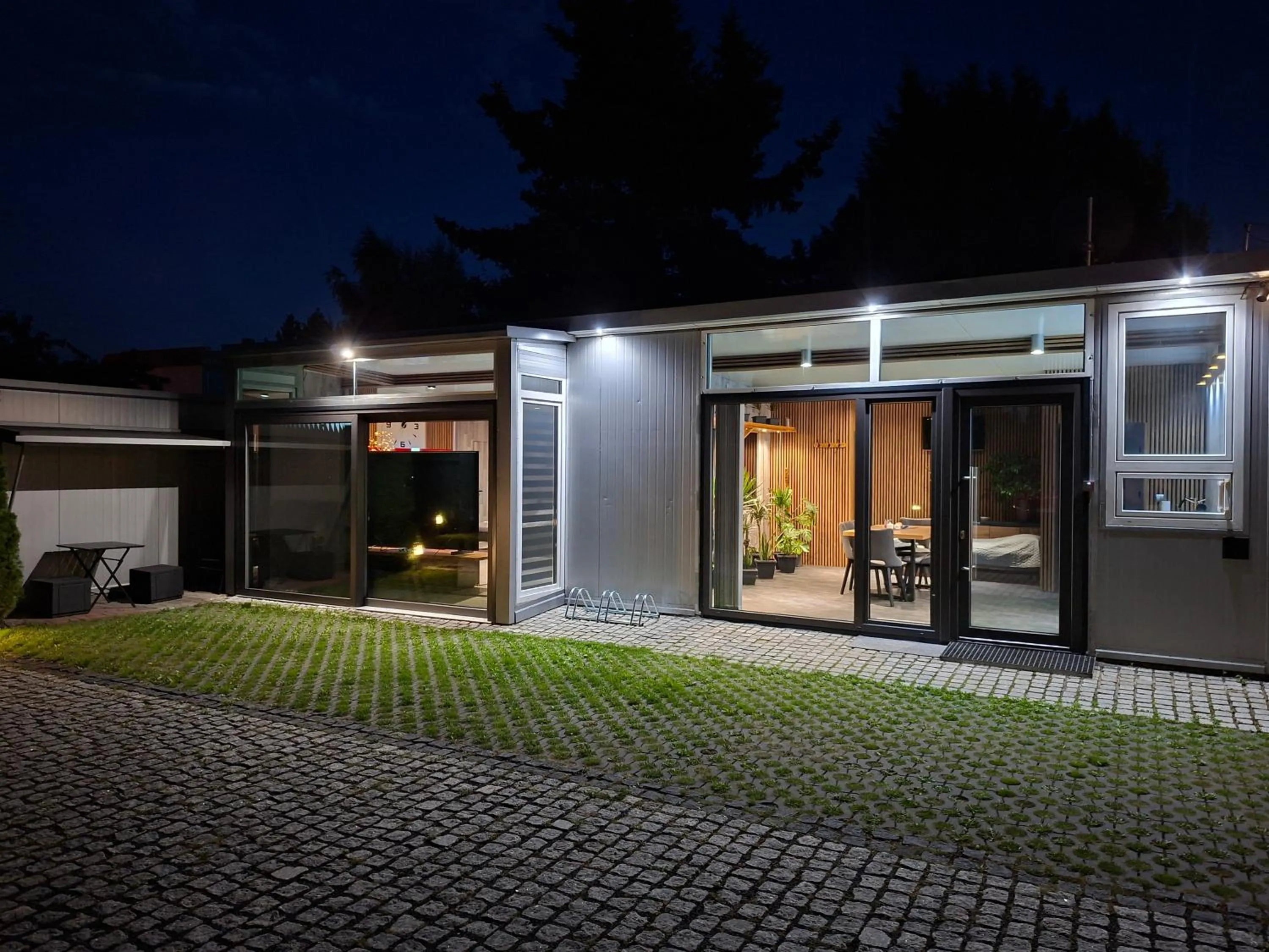 Garden view in Villa Vip pokoje,śniadanie,Apartament kinowy