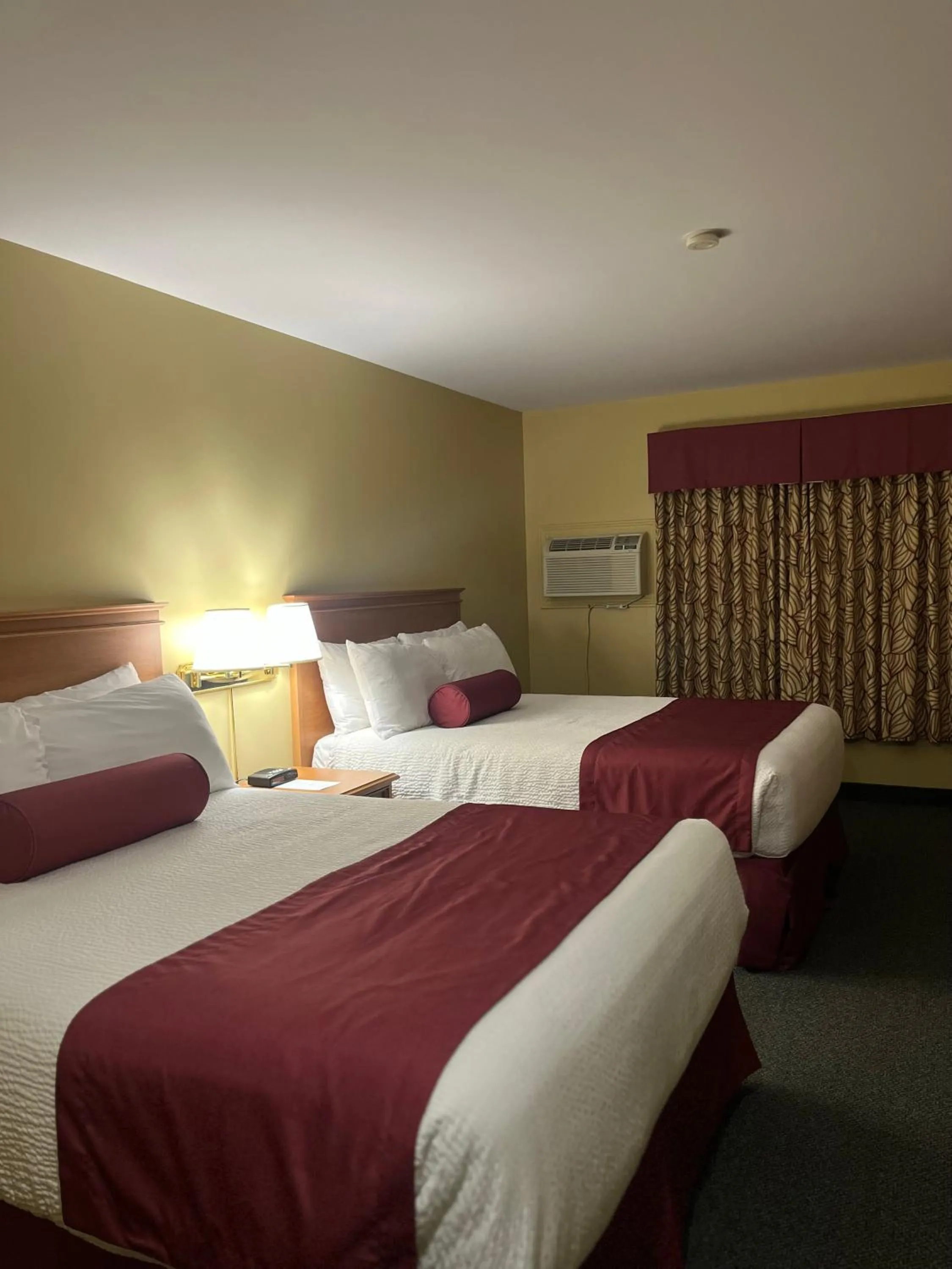 Bed in Shallow Bay Motel & Cabins Conference Centre