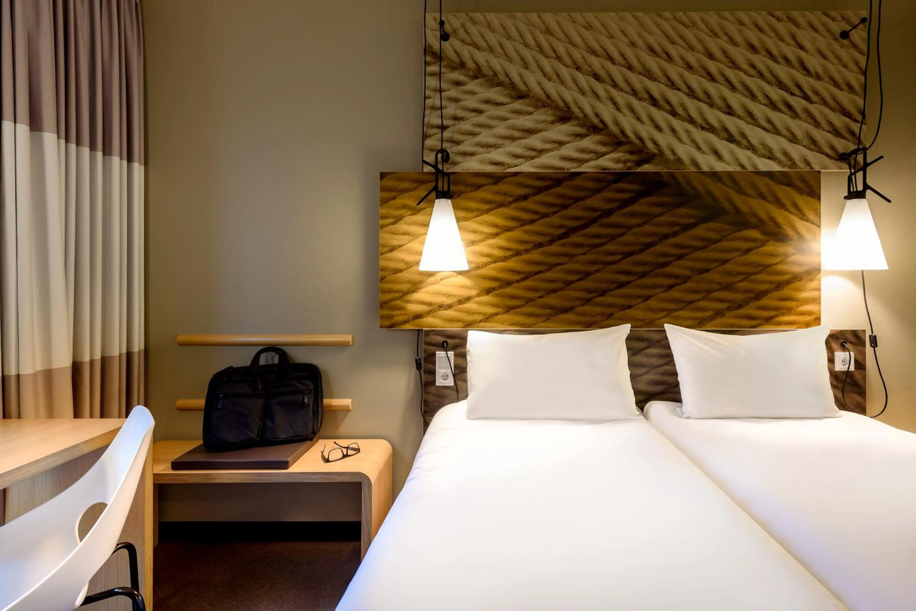 Bed in ibis Hotel München City