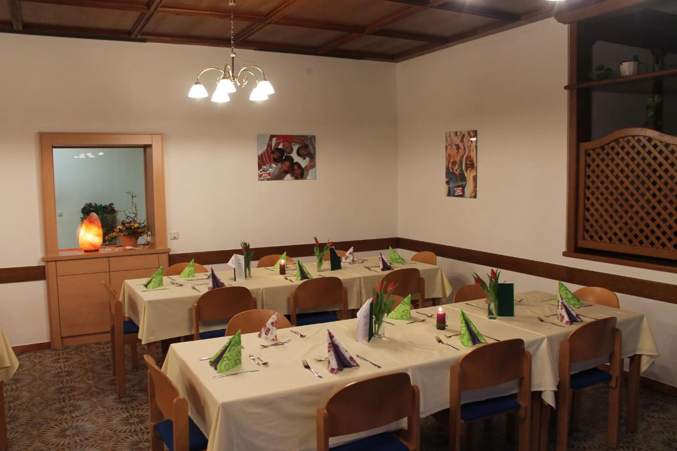 Restaurant/places to eat in Eduard-Heinrich-Haus, Hostel