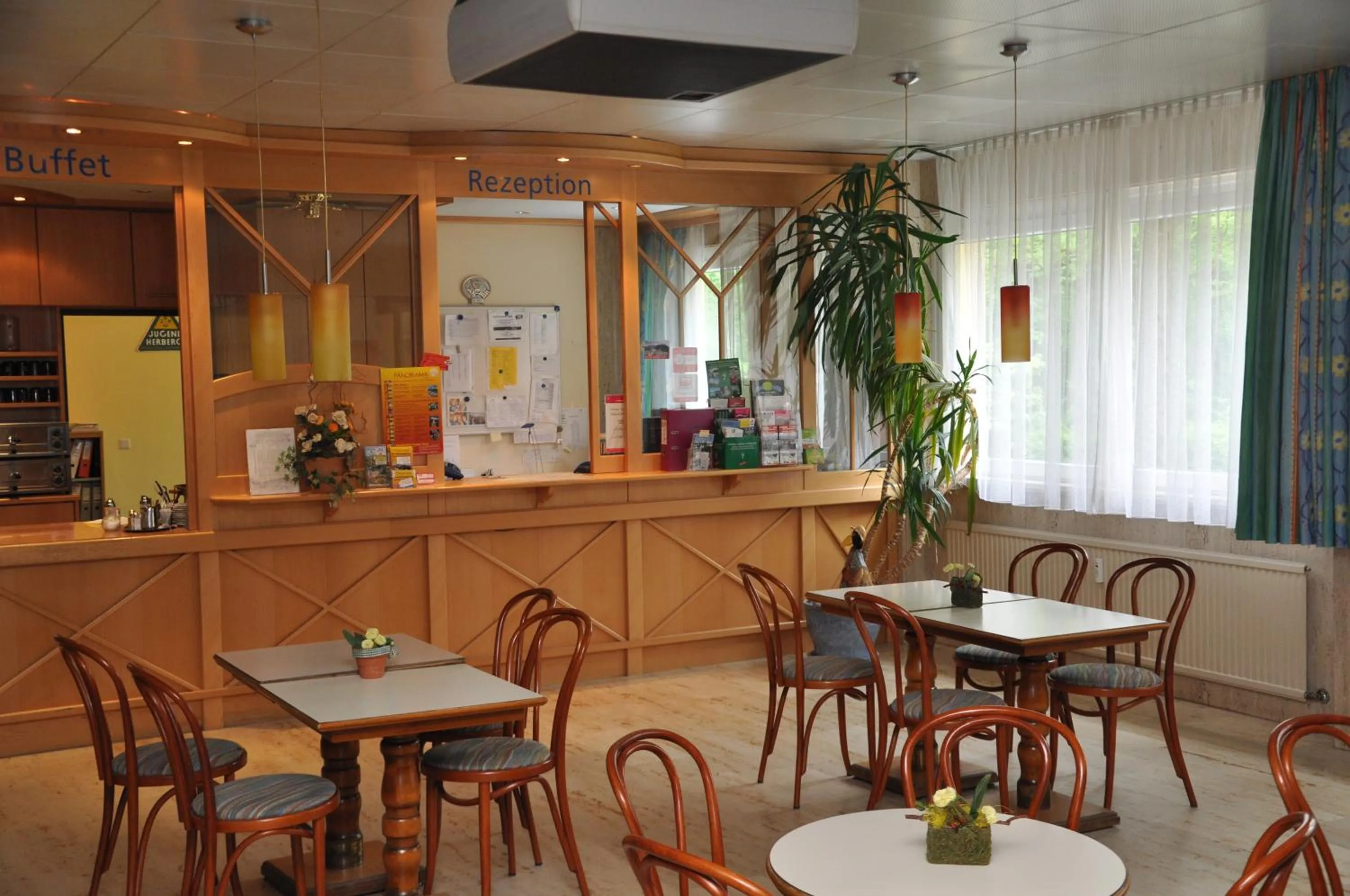 Restaurant/places to eat in Eduard-Heinrich-Haus, Hostel