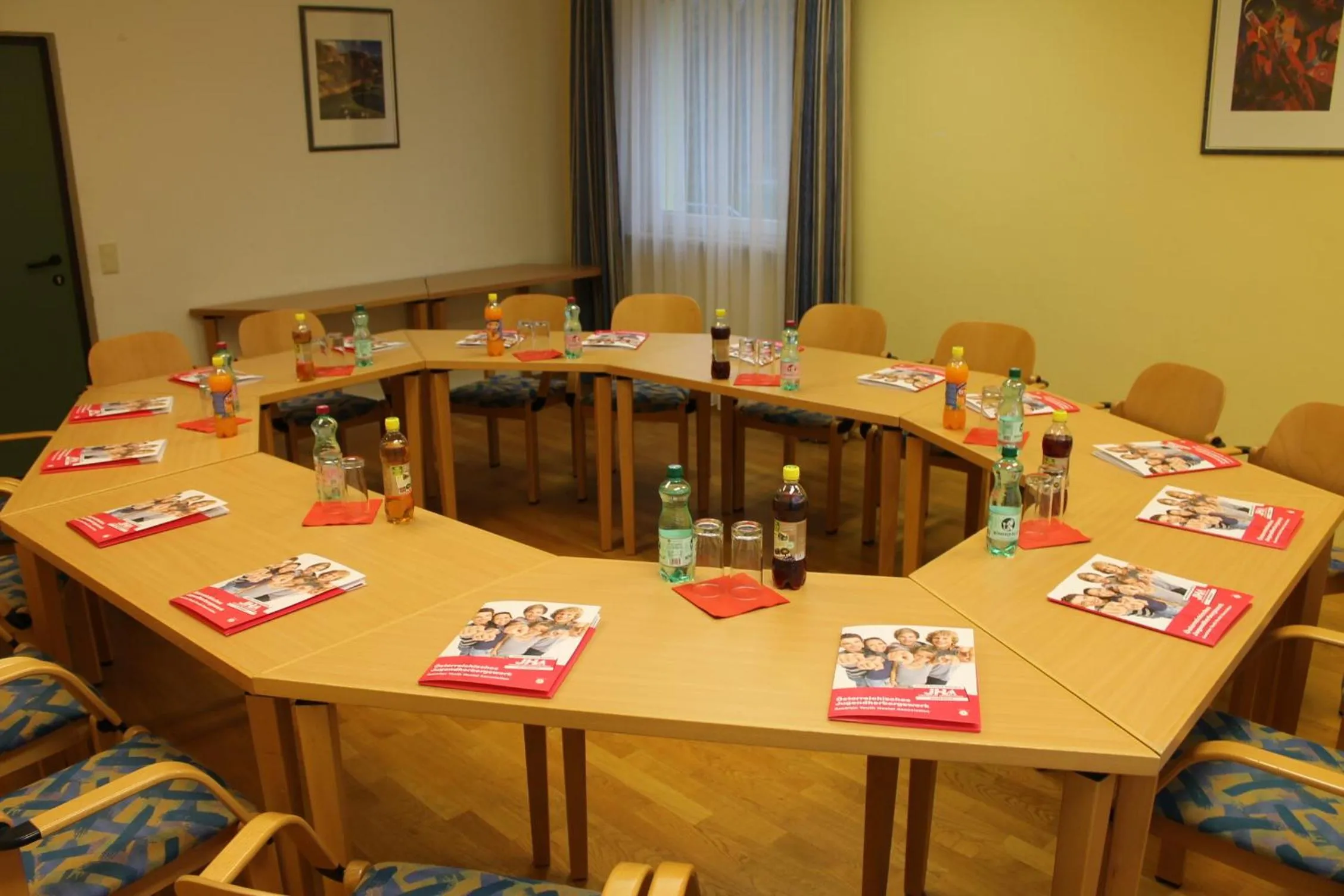 Business facilities in Eduard-Heinrich-Haus, Hostel