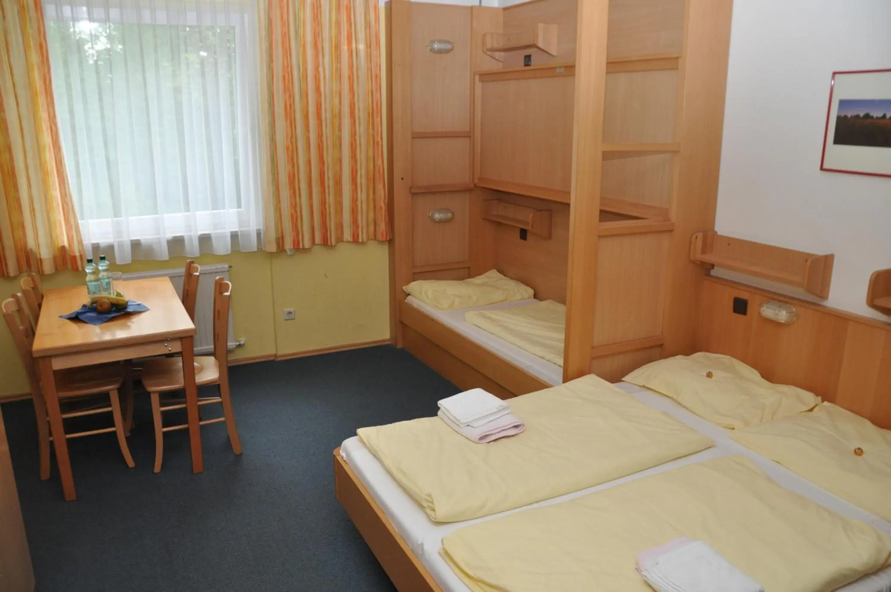 Sixtuple Room in Eduard-Heinrich-Haus, Hostel Sixtuple Room in Eduard-Heinrich-Haus, Hostel
