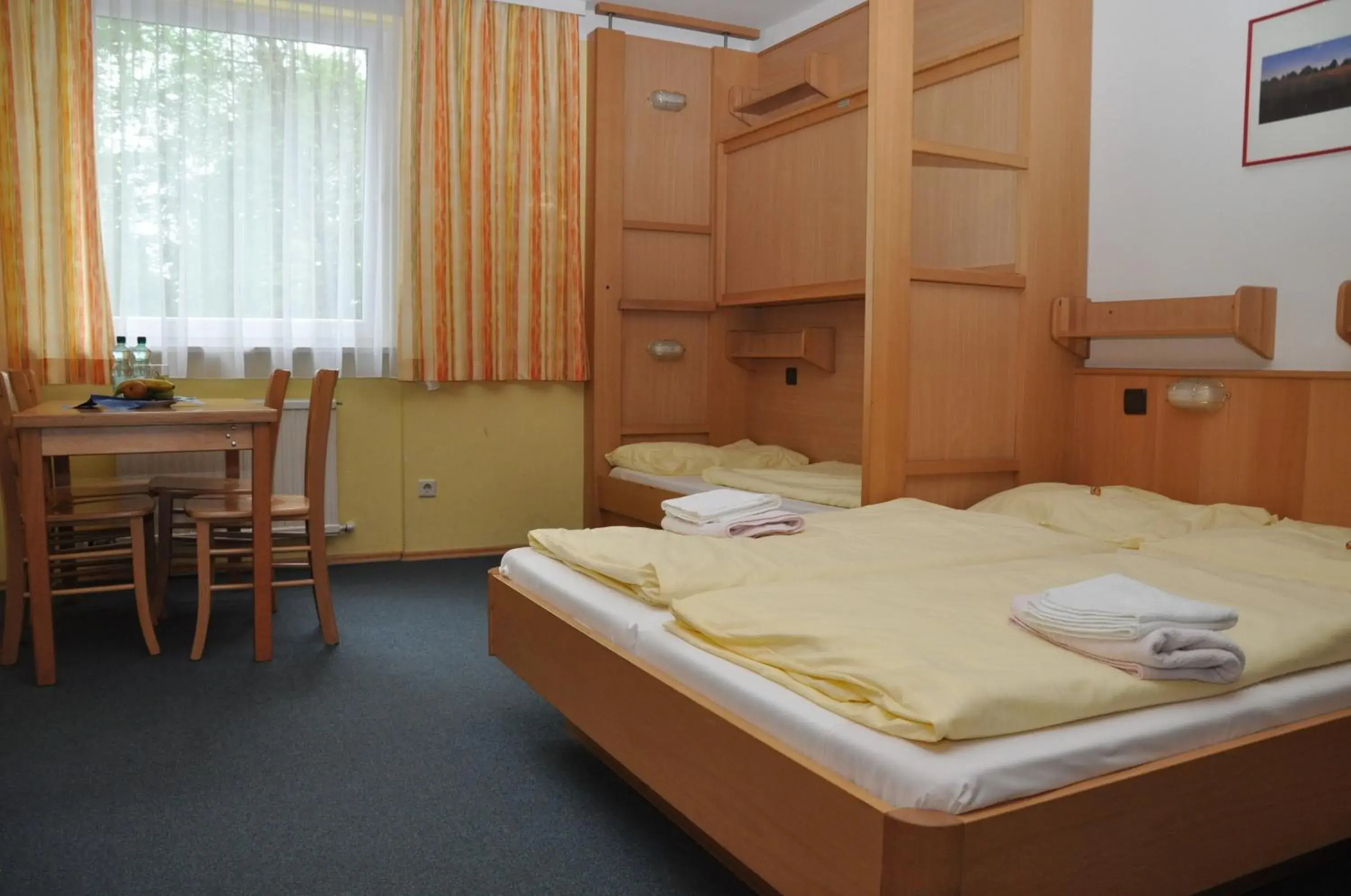 Sixtuple Room in Eduard-Heinrich-Haus, Hostel Sixtuple Room in Eduard-Heinrich-Haus, Hostel