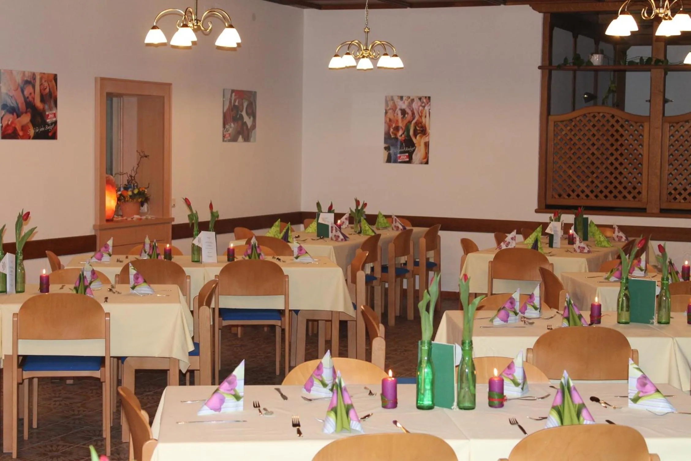 Restaurant/places to eat in Eduard-Heinrich-Haus, Hostel