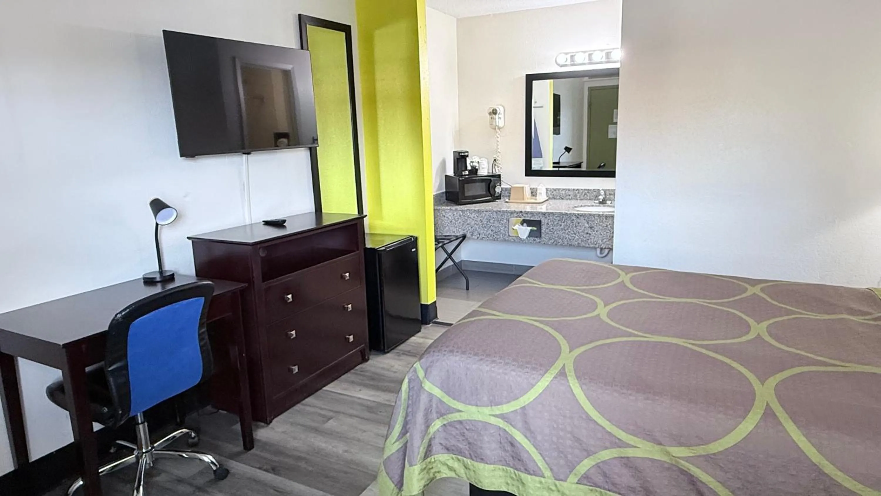 Bedroom, Bed in Super 8 by Wyndham Monticello AR