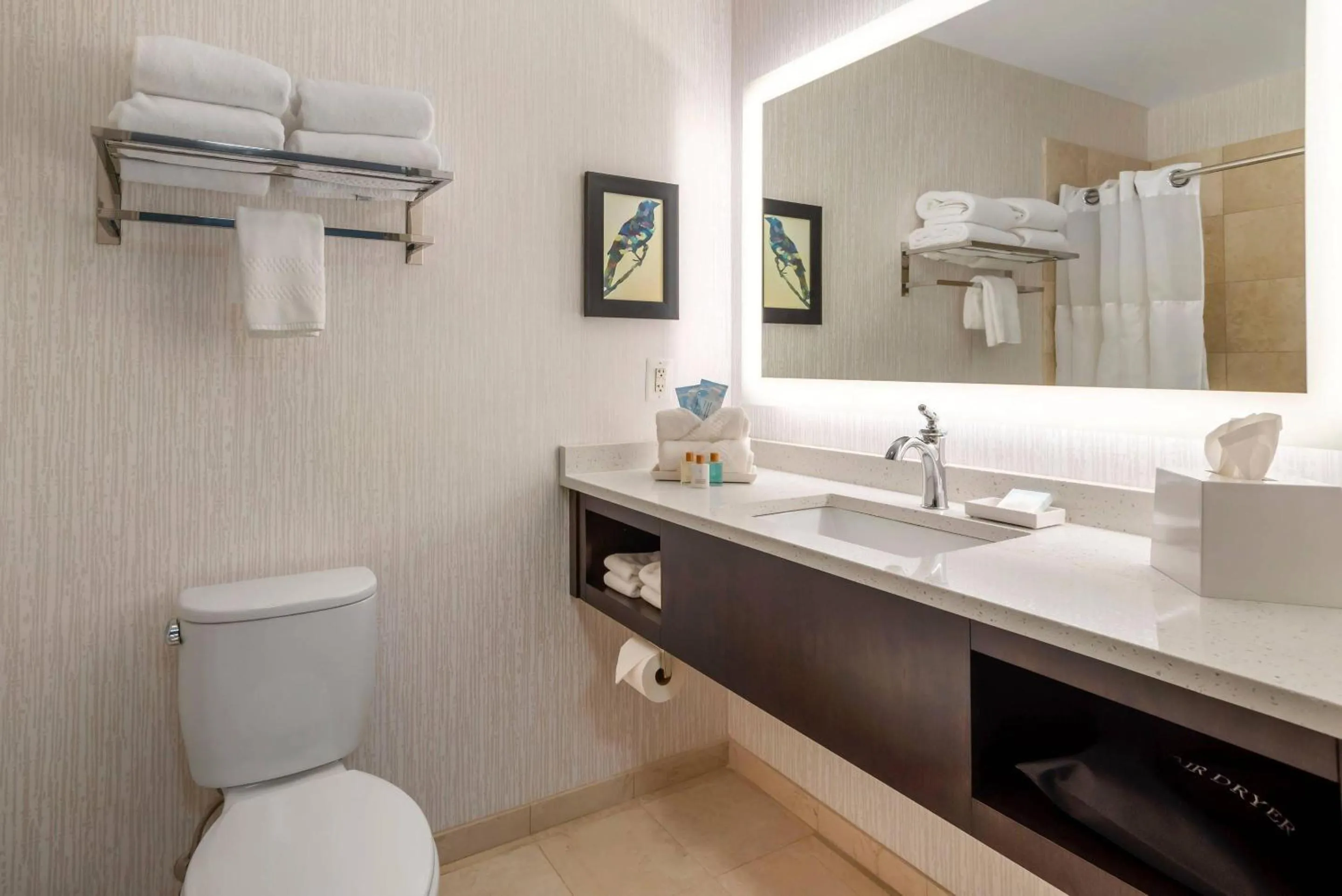 Bedroom in The Inn at Leonardtown, an Ascend Collection Hotel