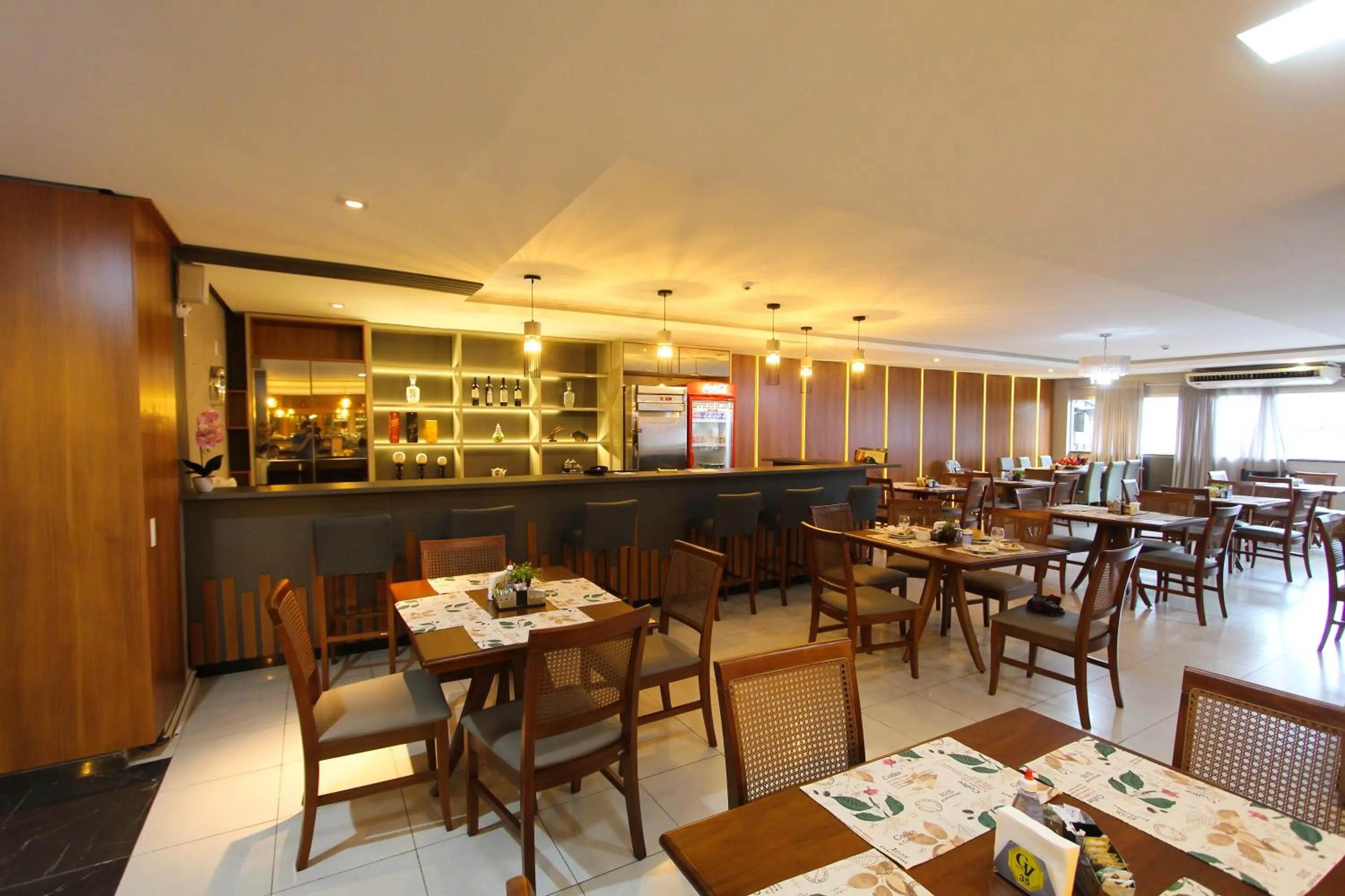 Restaurant/places to eat in Golden Ville Hotel