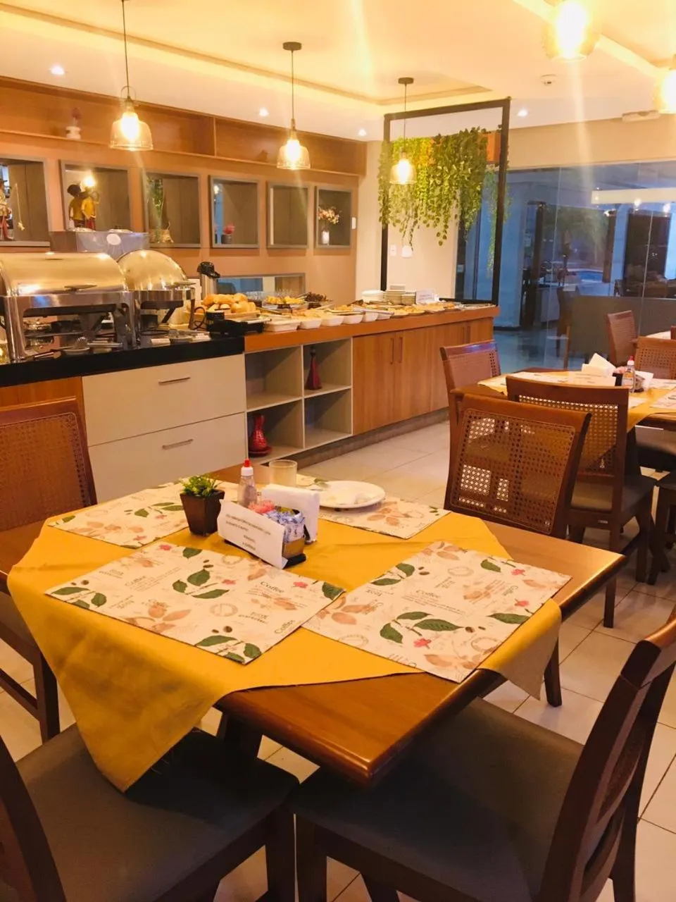 Restaurant/places to eat in Golden Ville Hotel