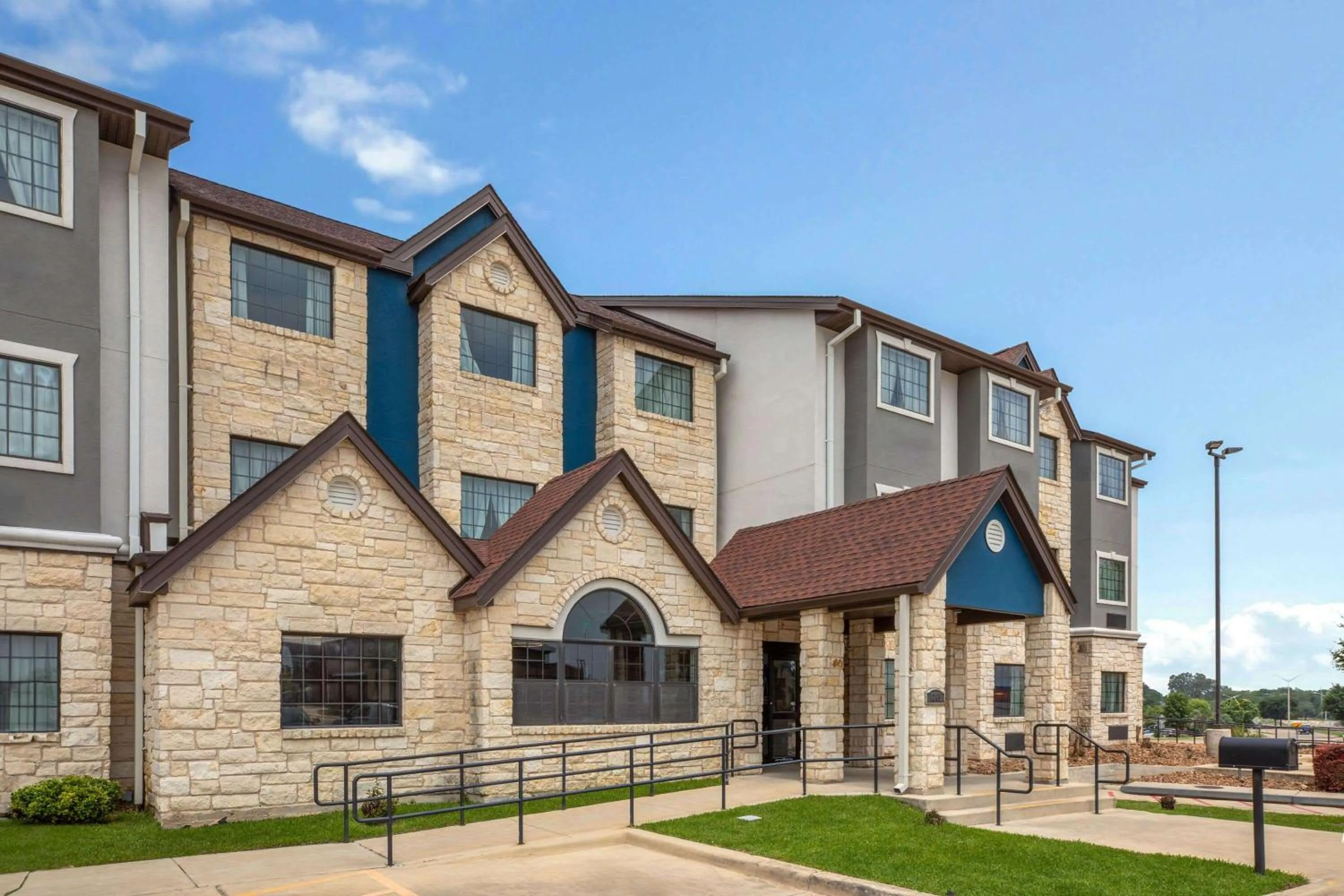 Property building in Microtel Inn & Suites by Wyndham Buda Austin South
