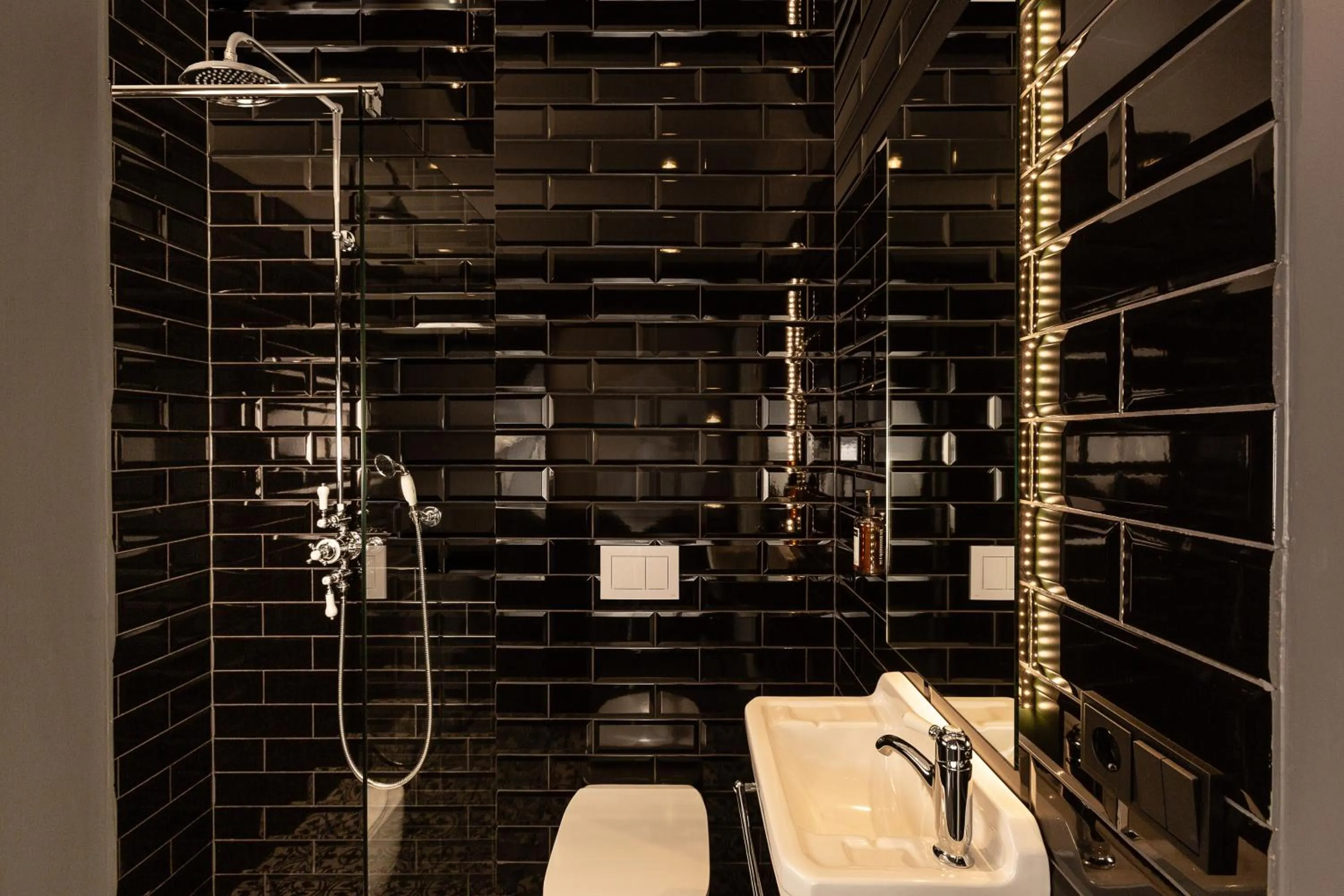 Shower in R13 - A Townhouse Hotel