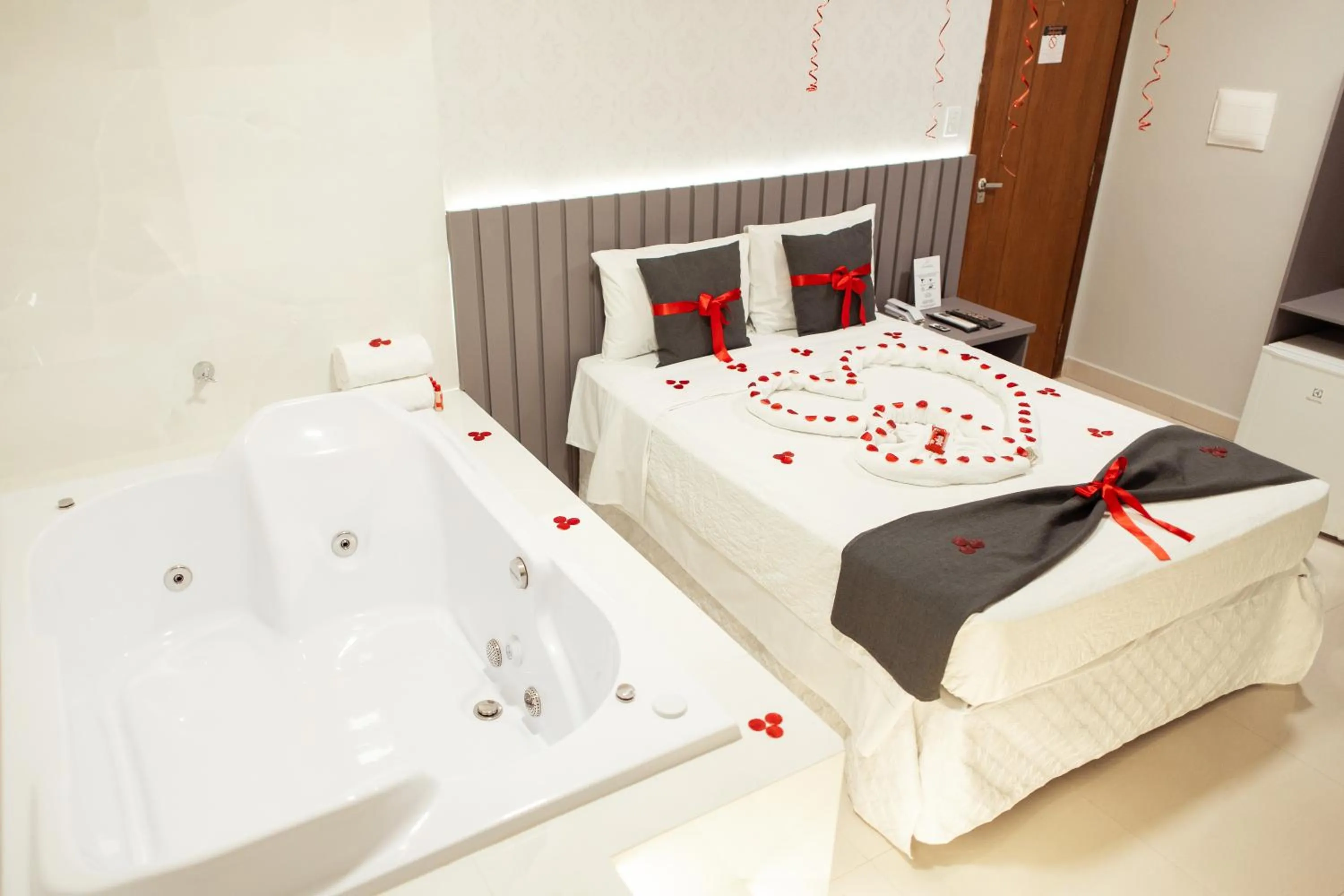 Hot Tub, Bed in Paris Hotel by H Hotéis - Business