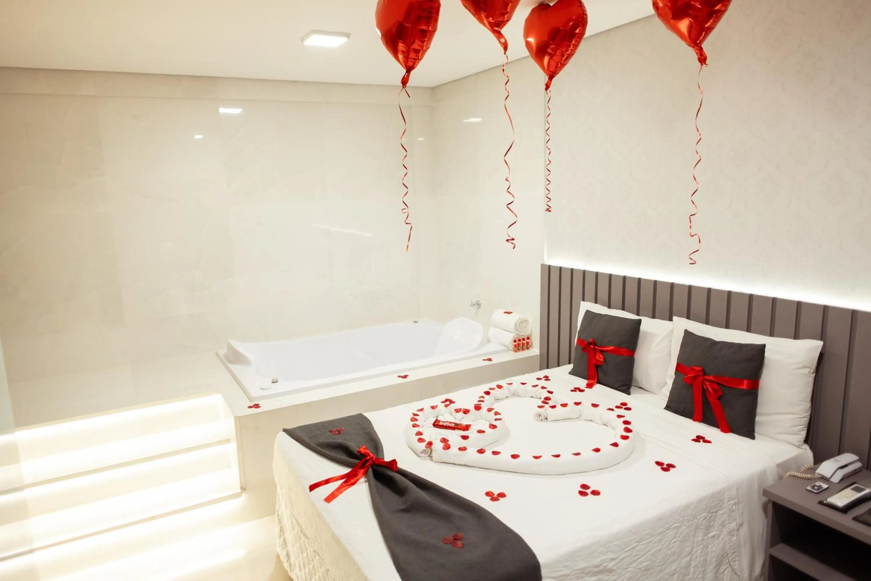 Hot Tub, Bed in Paris Hotel by H Hotéis - Business