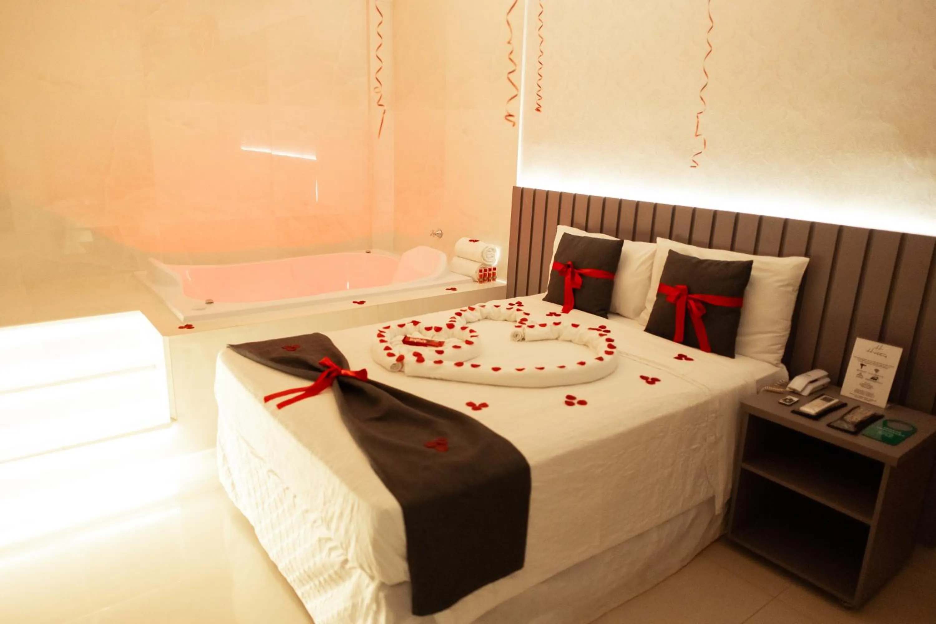 Hot Tub, Bed in Paris Hotel by H Hotéis - Business