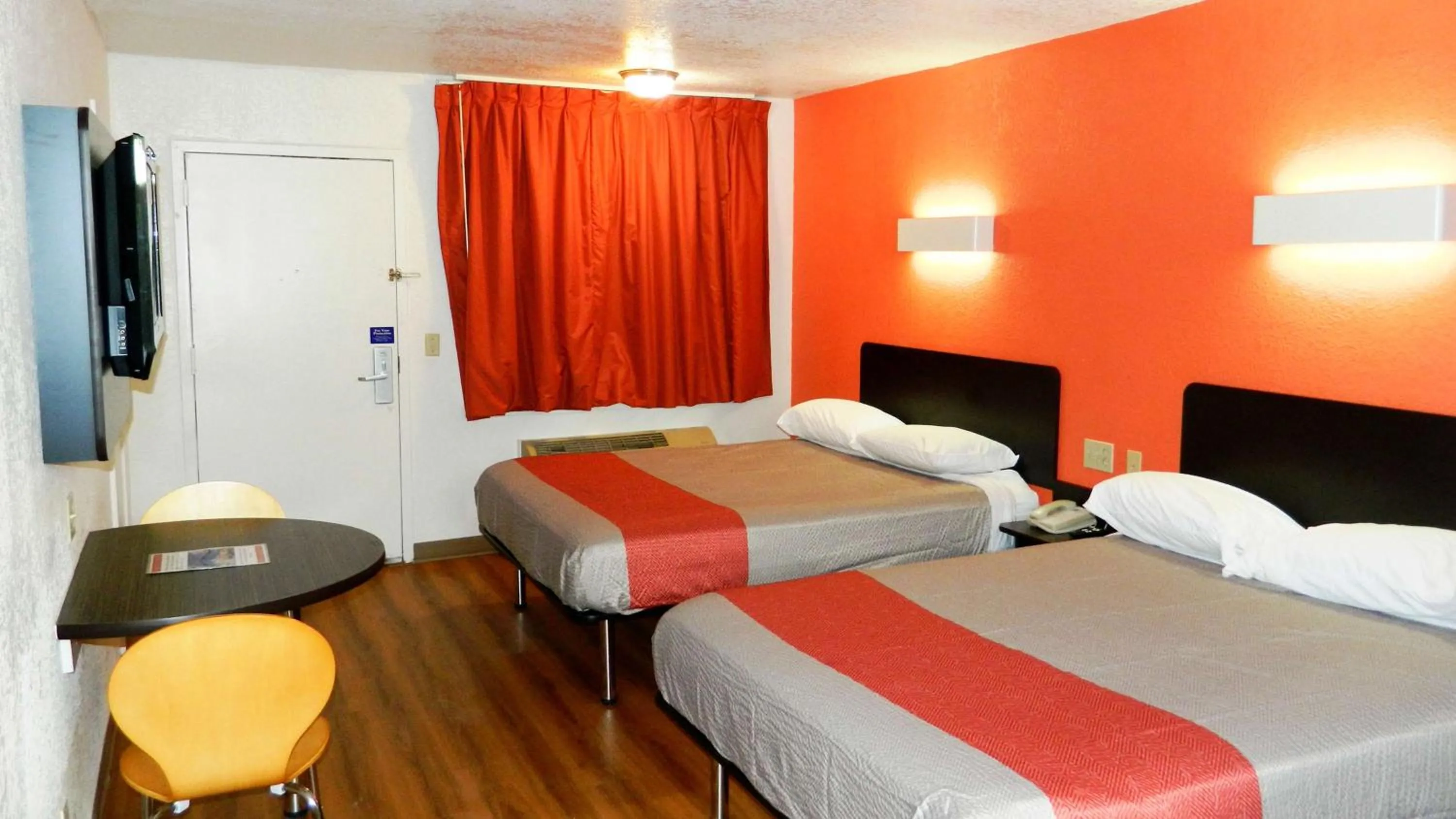 Photo of the whole room, Bed in Motel 6-Oklahoma City, OK - Airport East