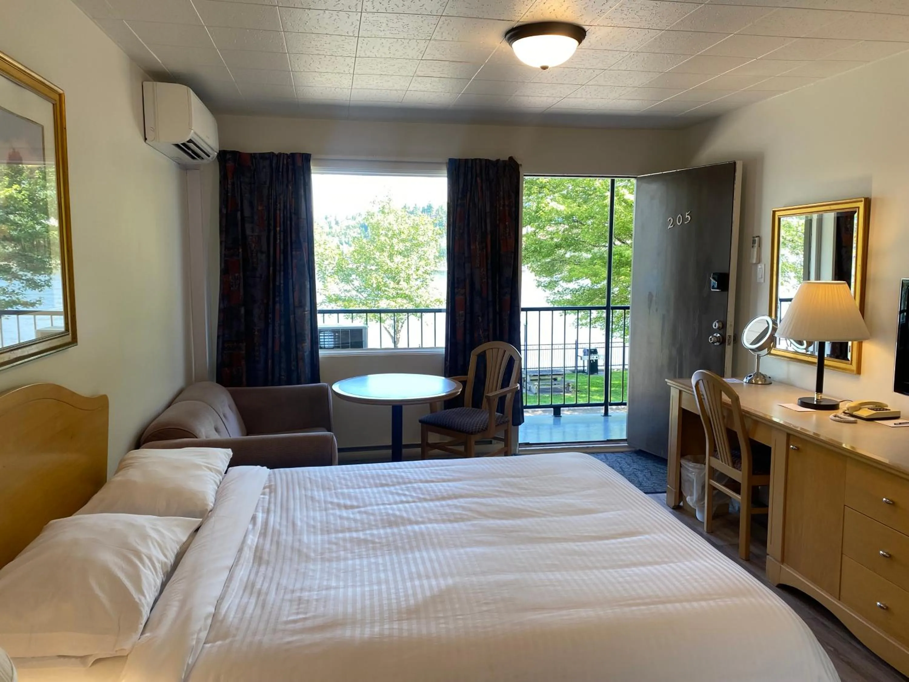 Standard Room with River View in Motel Panoramique