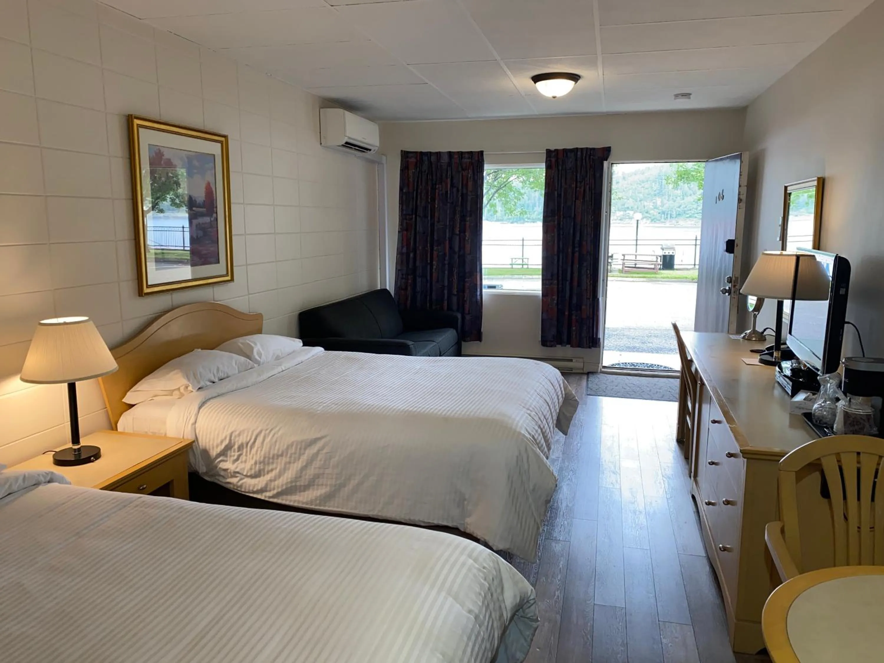 Standard Queen Room with Two Queen Beds in Motel Panoramique
