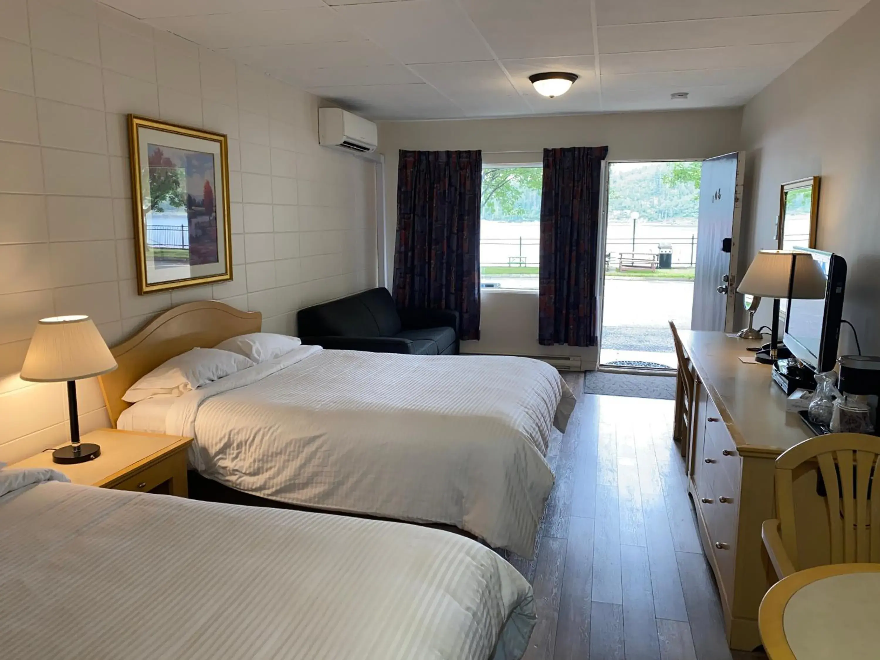 Standard Queen Room with Two Queen Beds in Motel Panoramique Standard Queen Room with Two Queen Beds in Motel Panoramique
