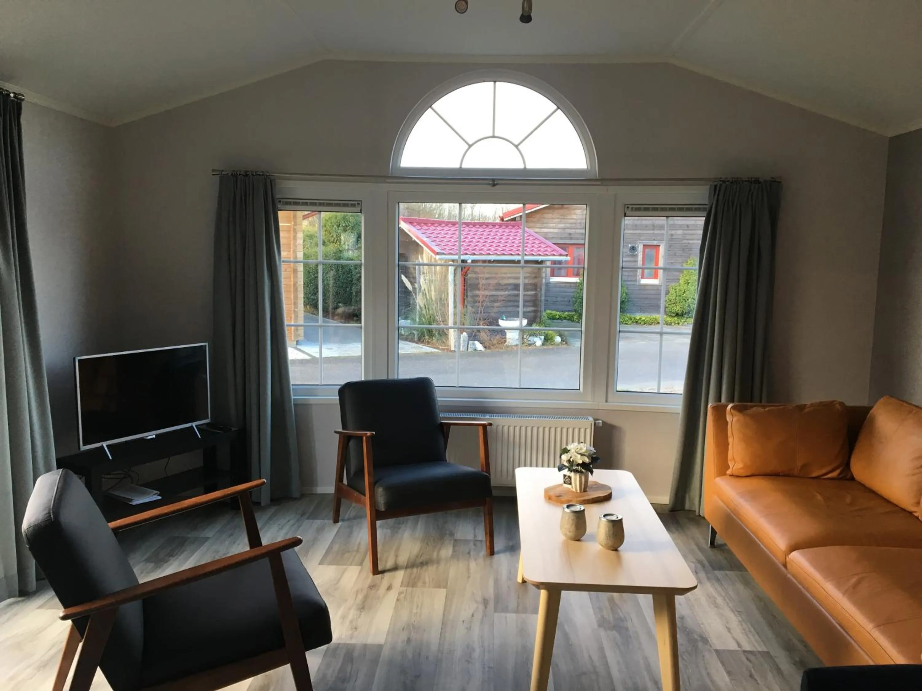 Communal lounge/ TV room in De Roos chalet 174