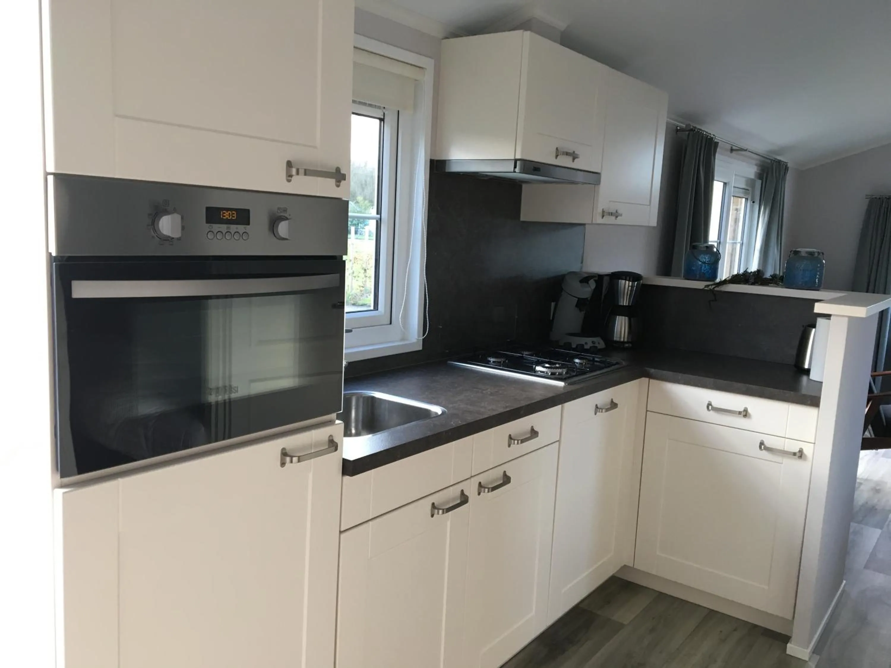 Kitchen or kitchenette in De Roos chalet 174