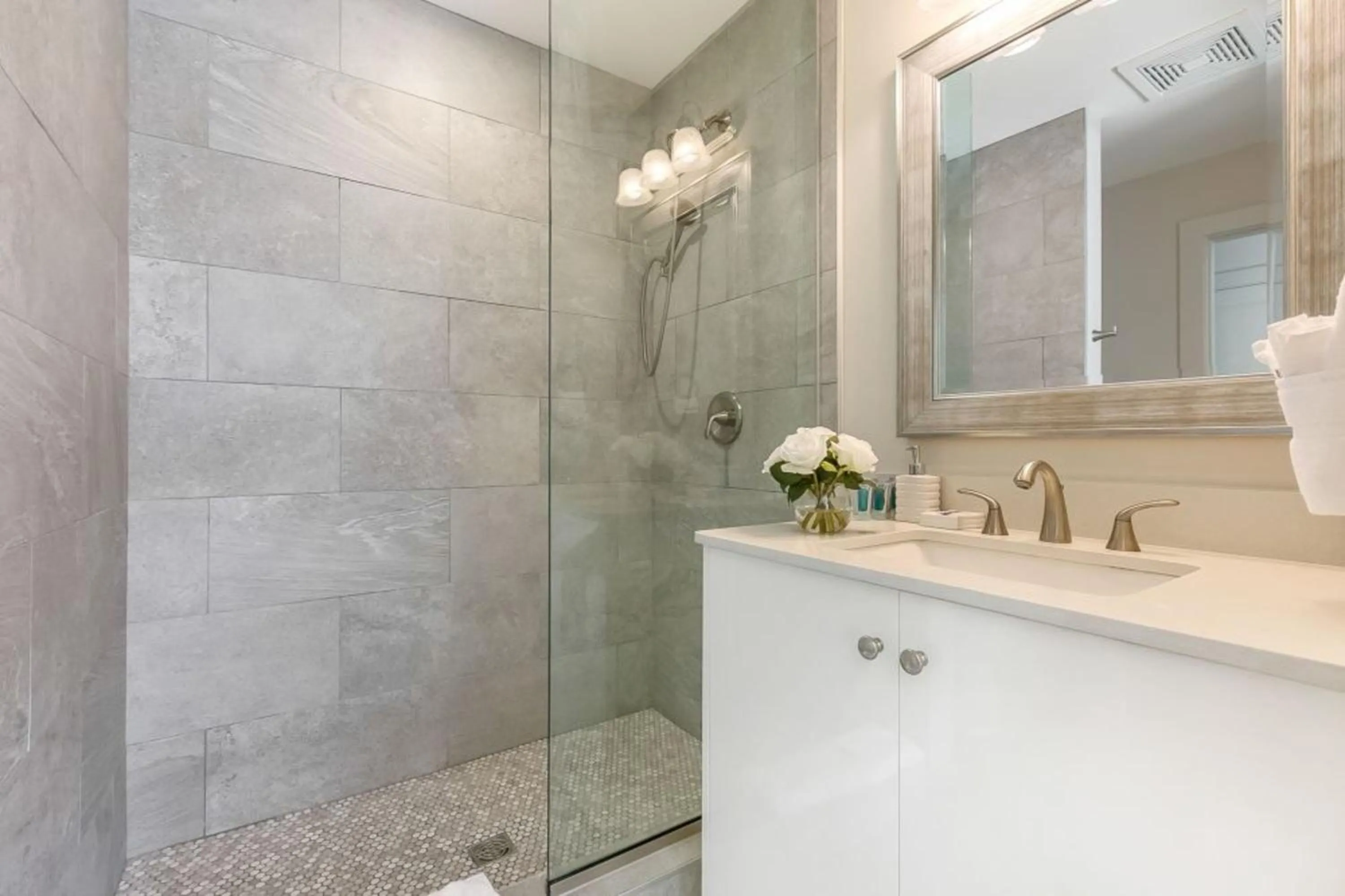 Bathroom in Modern & Fully Furnished Apartments in the Heart of the City
