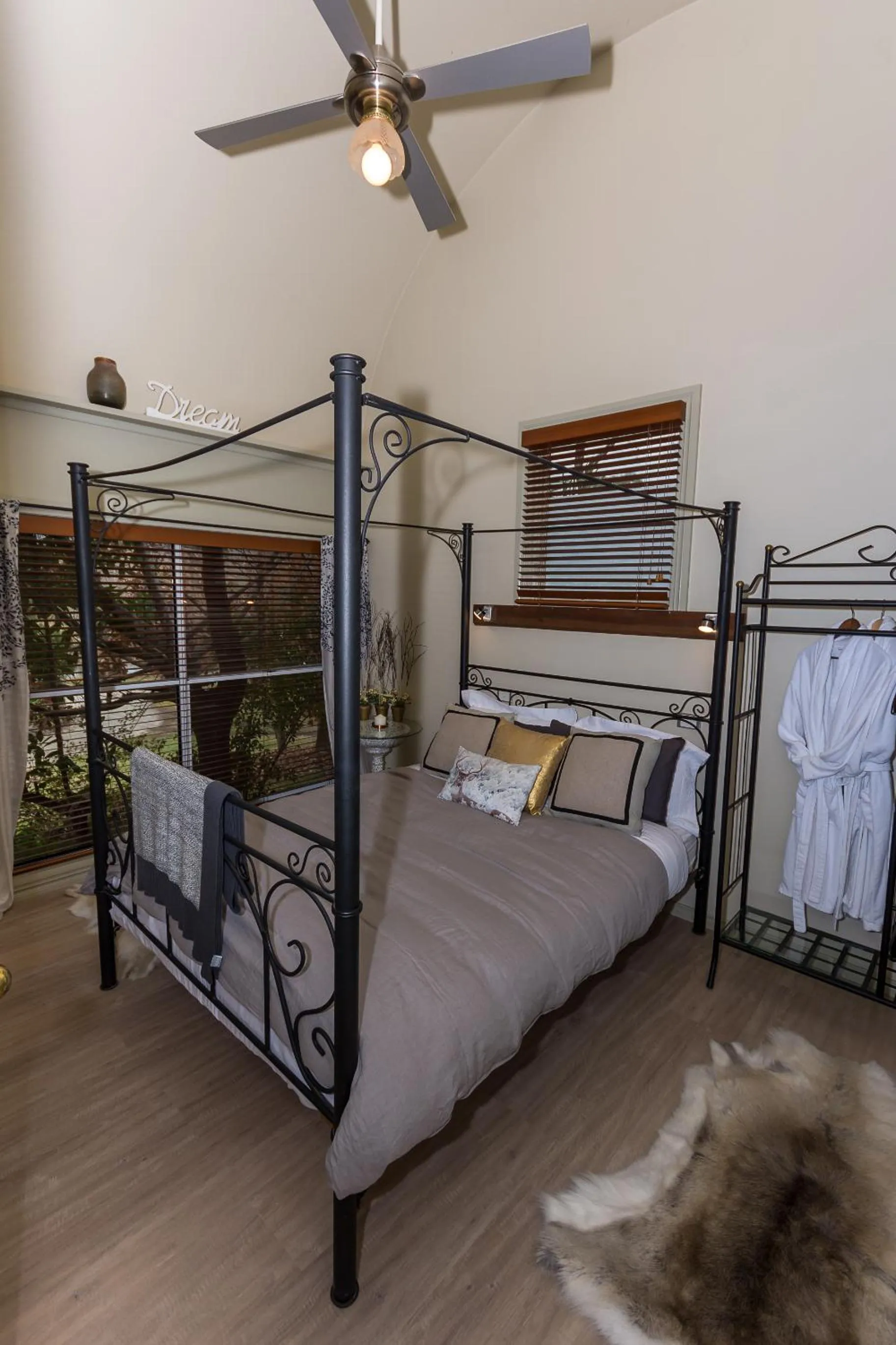 Hot Tub, Bed in Dreamers