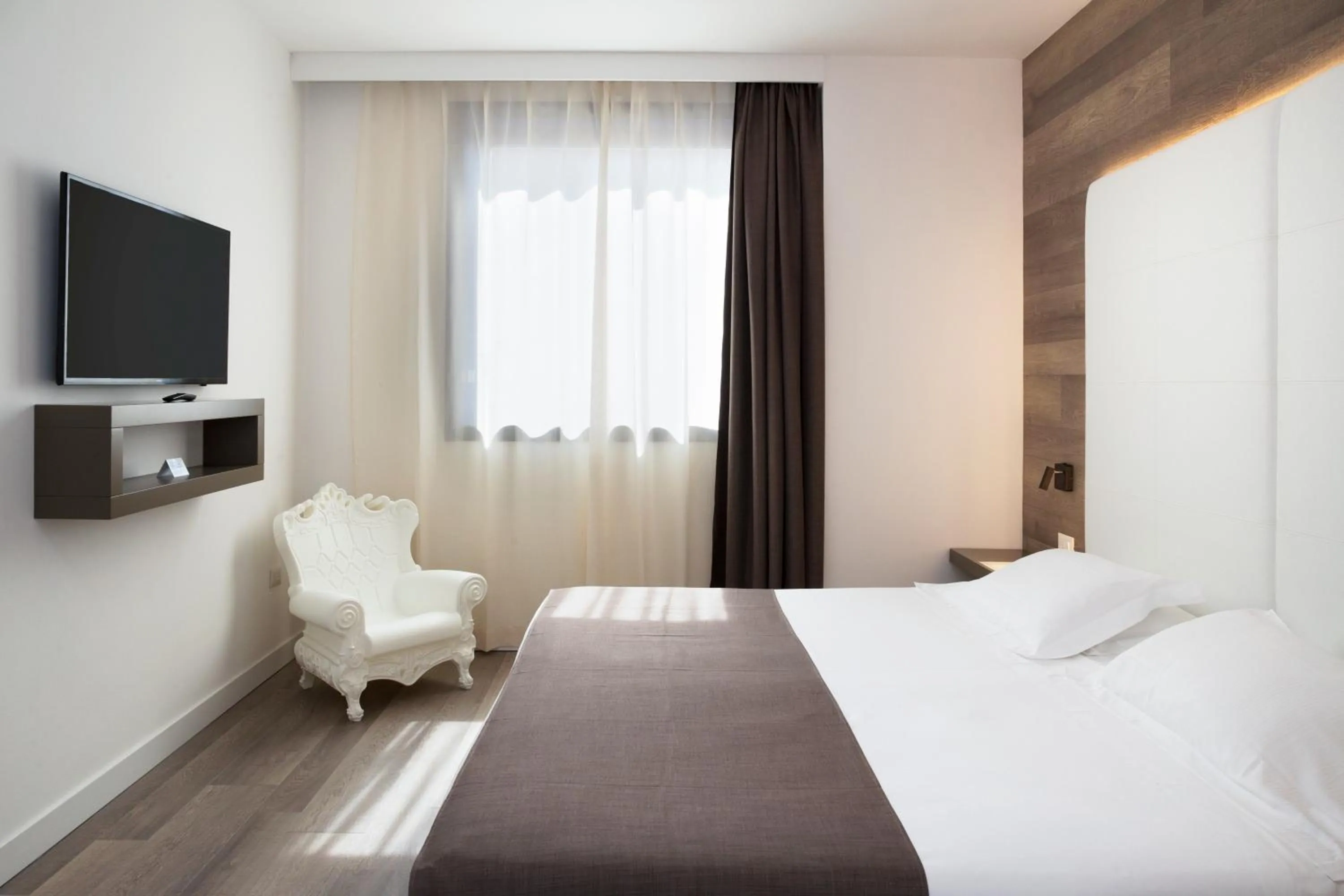 Bed in City Hotel & Suites