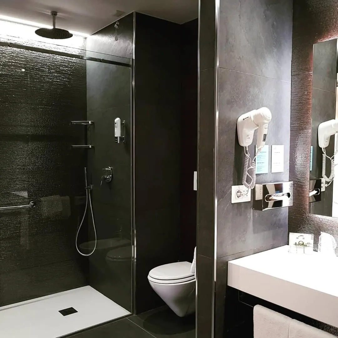 Shower in City Hotel & Suites