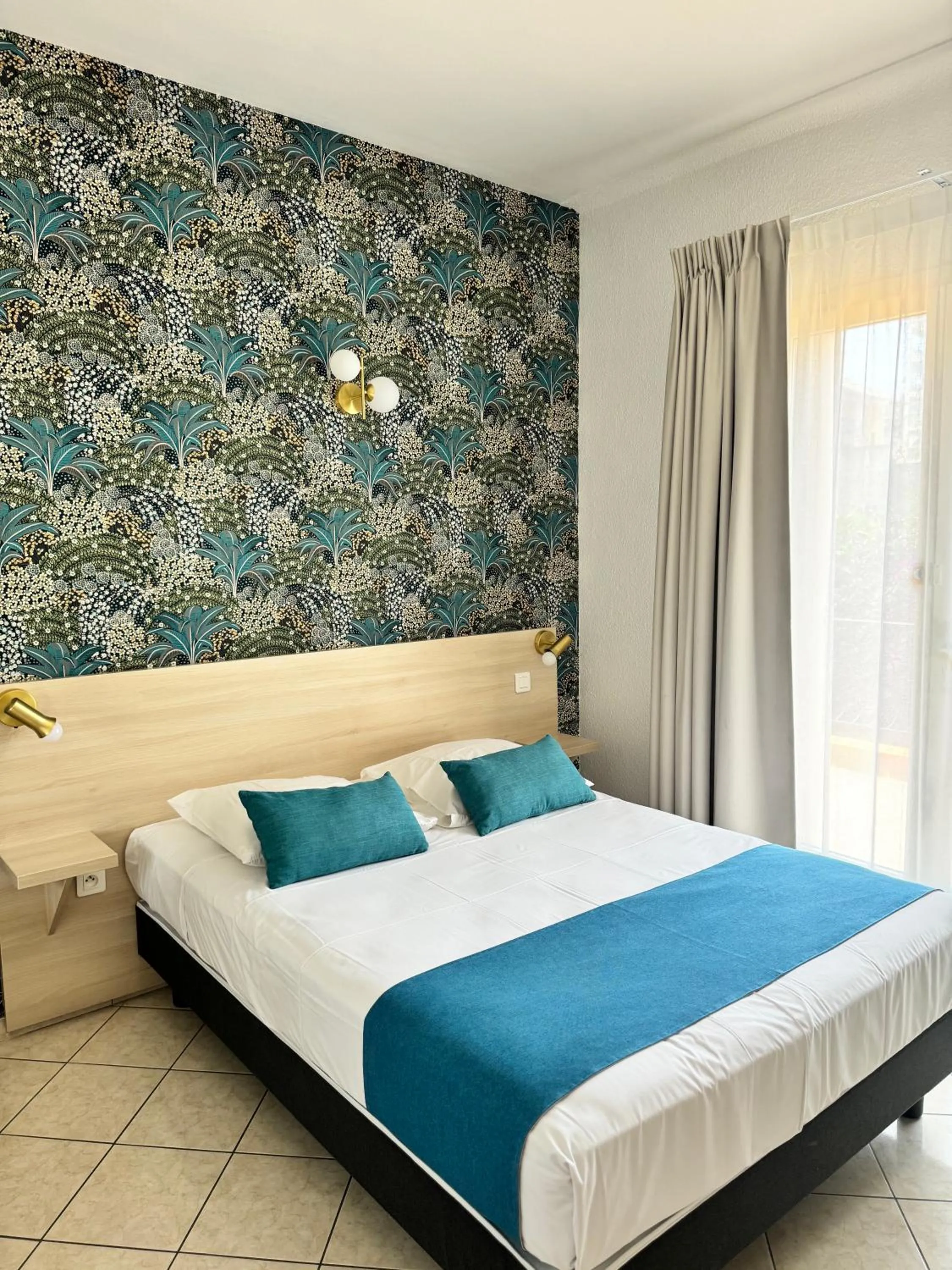 Bed in Hotel et Appartements Reine D'Azur