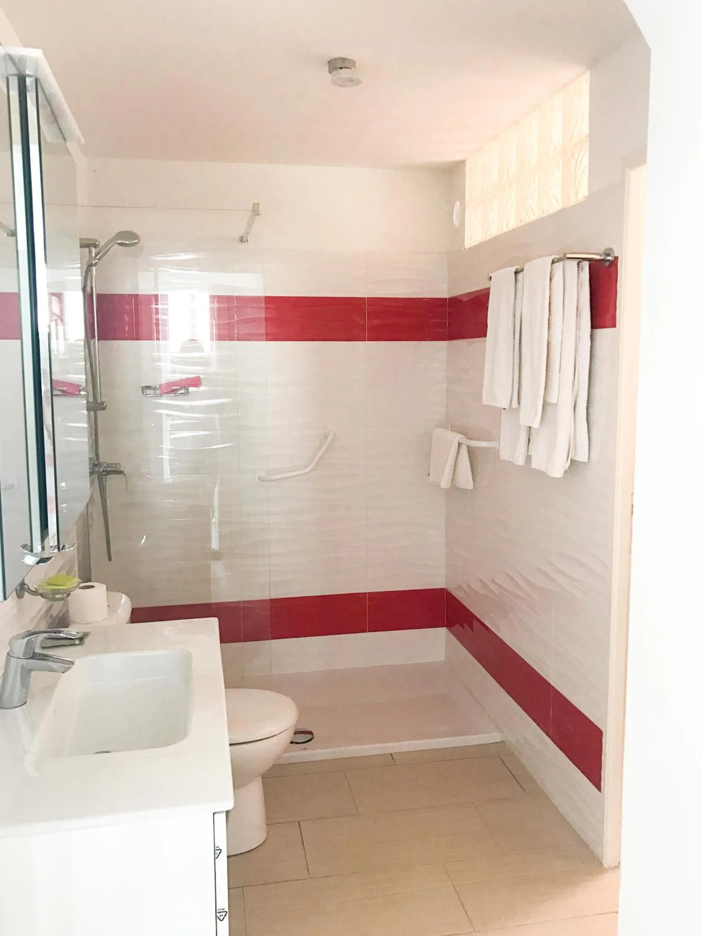 Bathroom in Hotel et Appartements Reine D'Azur