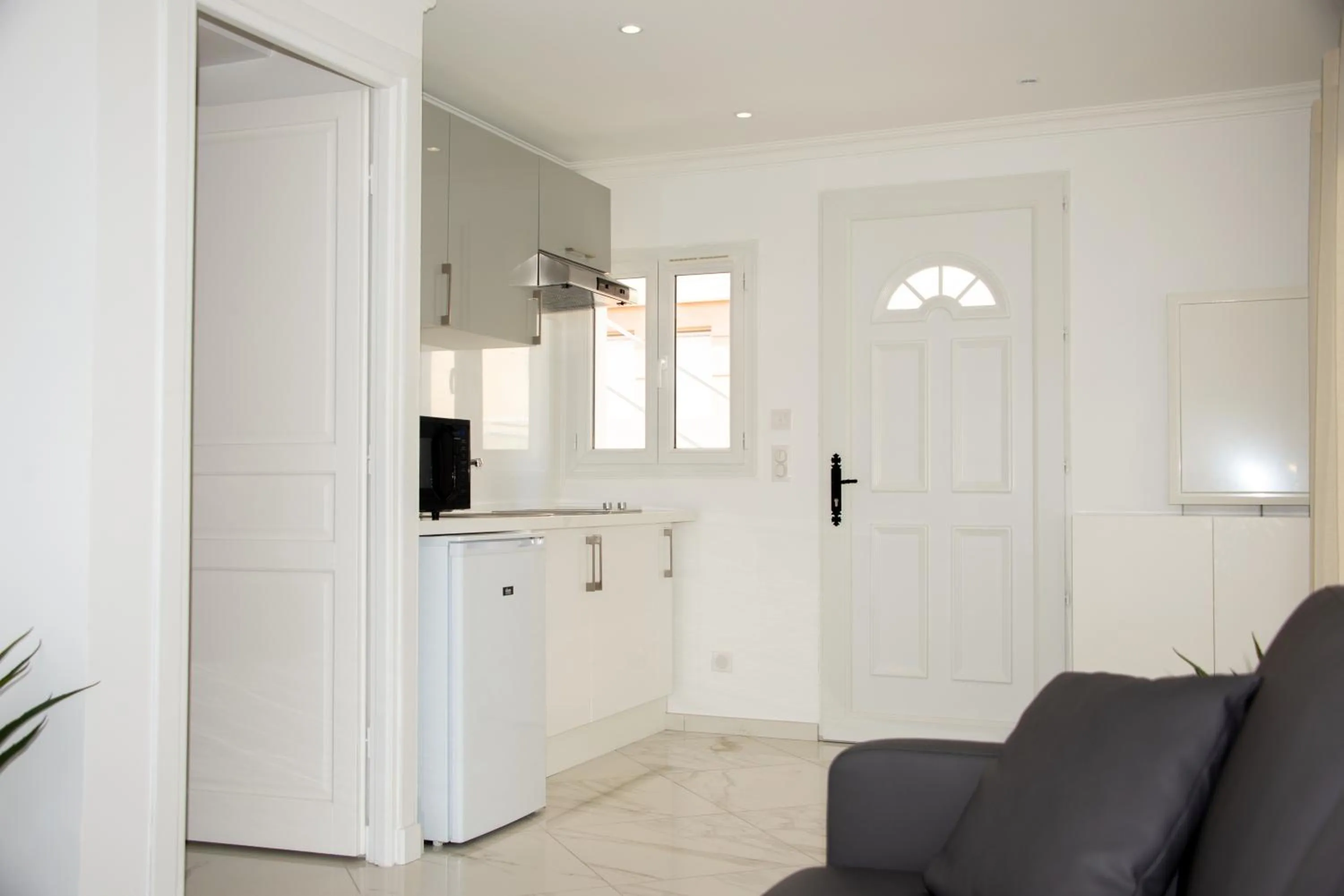 Kitchen or kitchenette in Hotel et Appartements Reine D'Azur