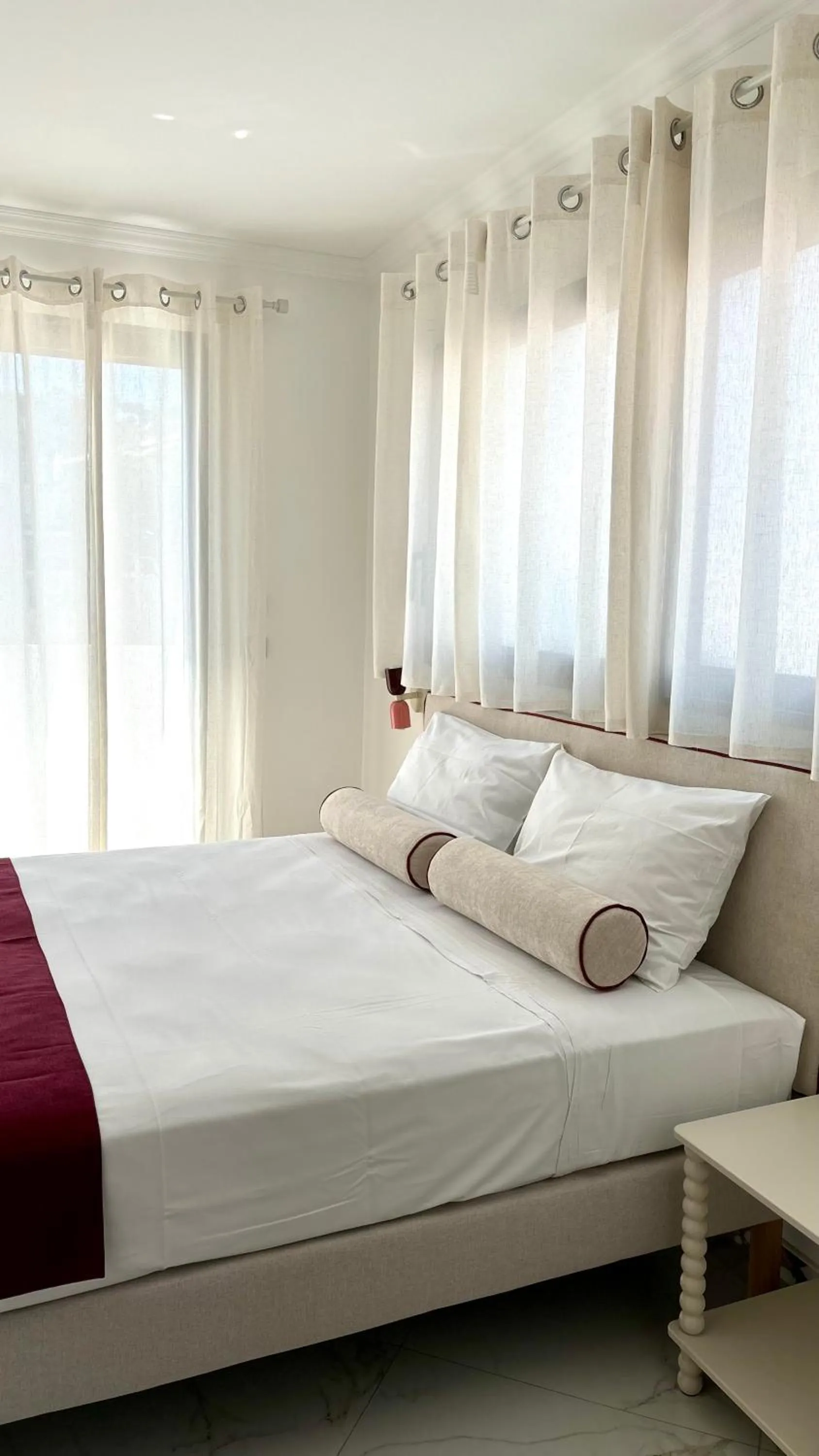 Bed in Hotel et Appartements Reine D'Azur