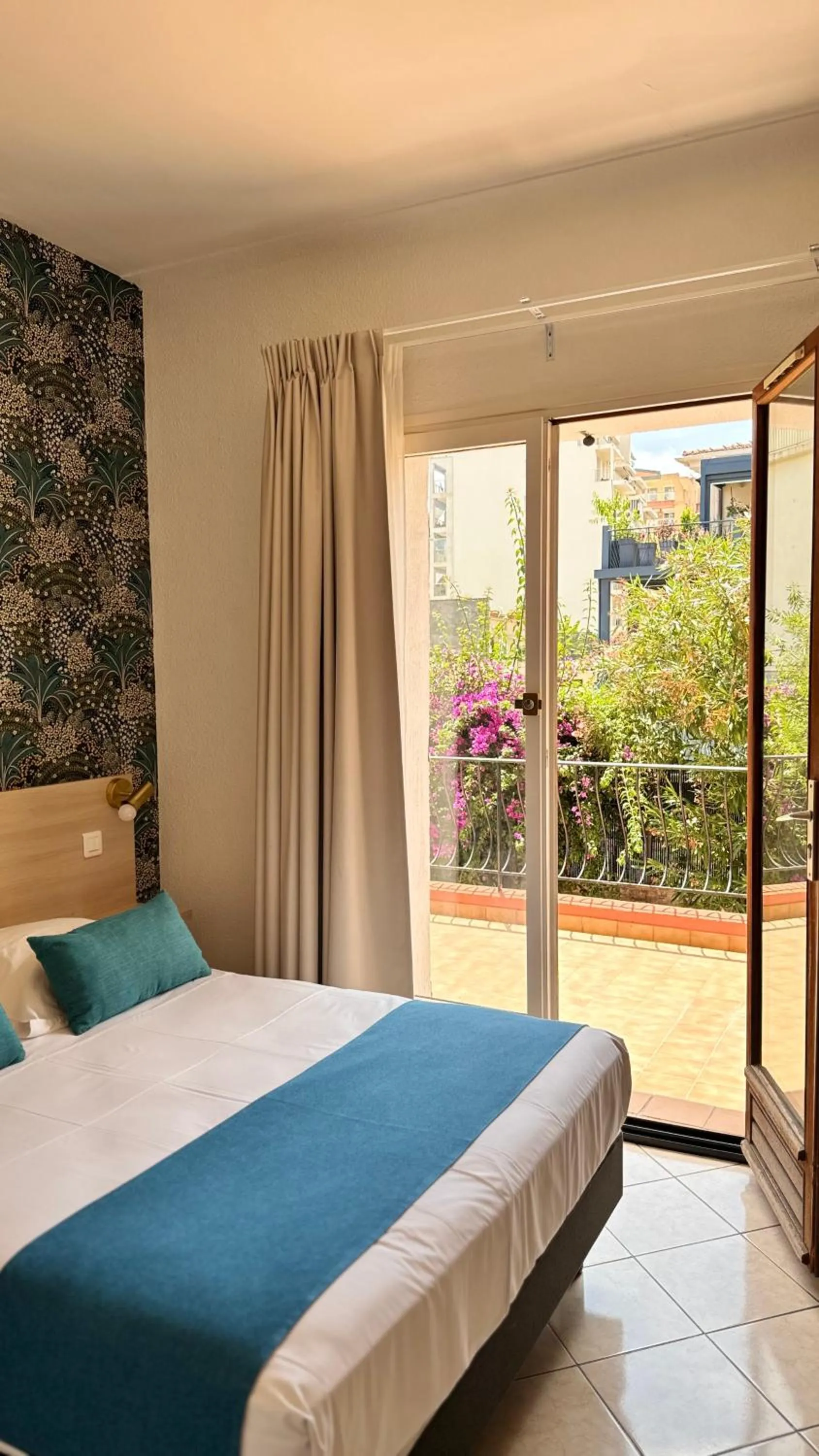 Bed in Hotel et Appartements Reine D'Azur