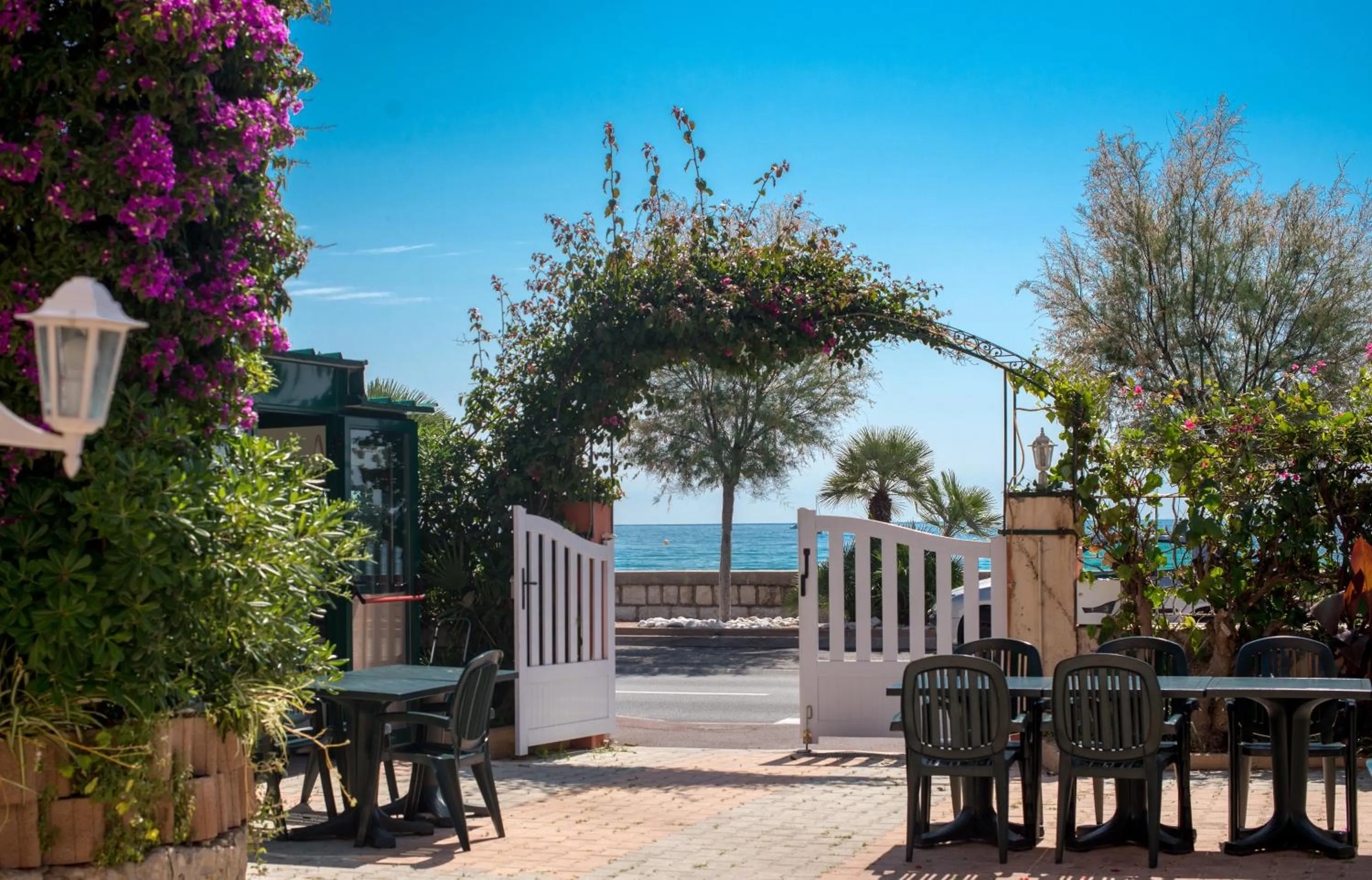 Balcony/Terrace in Hotel et Appartements Reine D'Azur