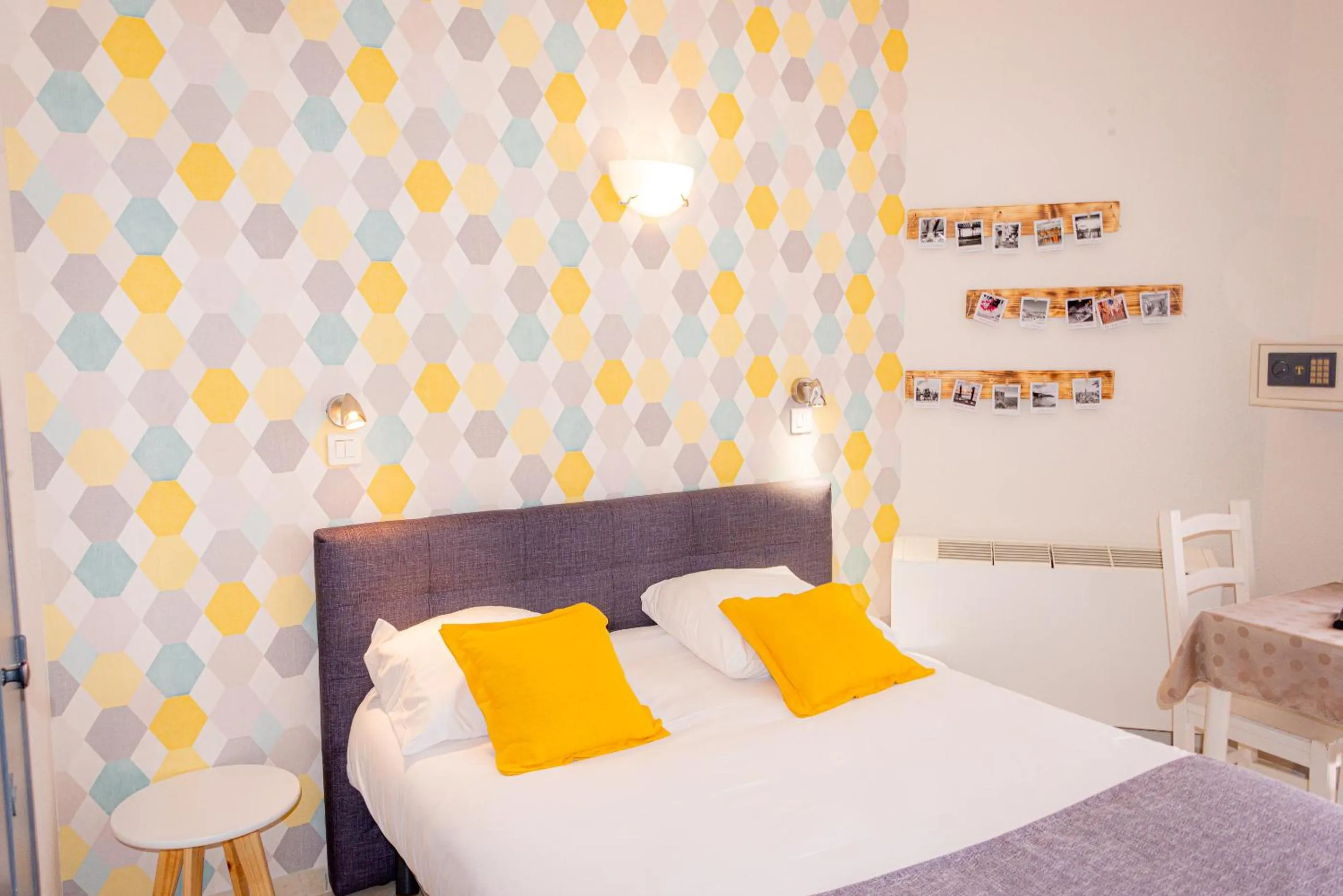 Photo of the whole room, Bed in Hotel et Appartements Reine D'Azur