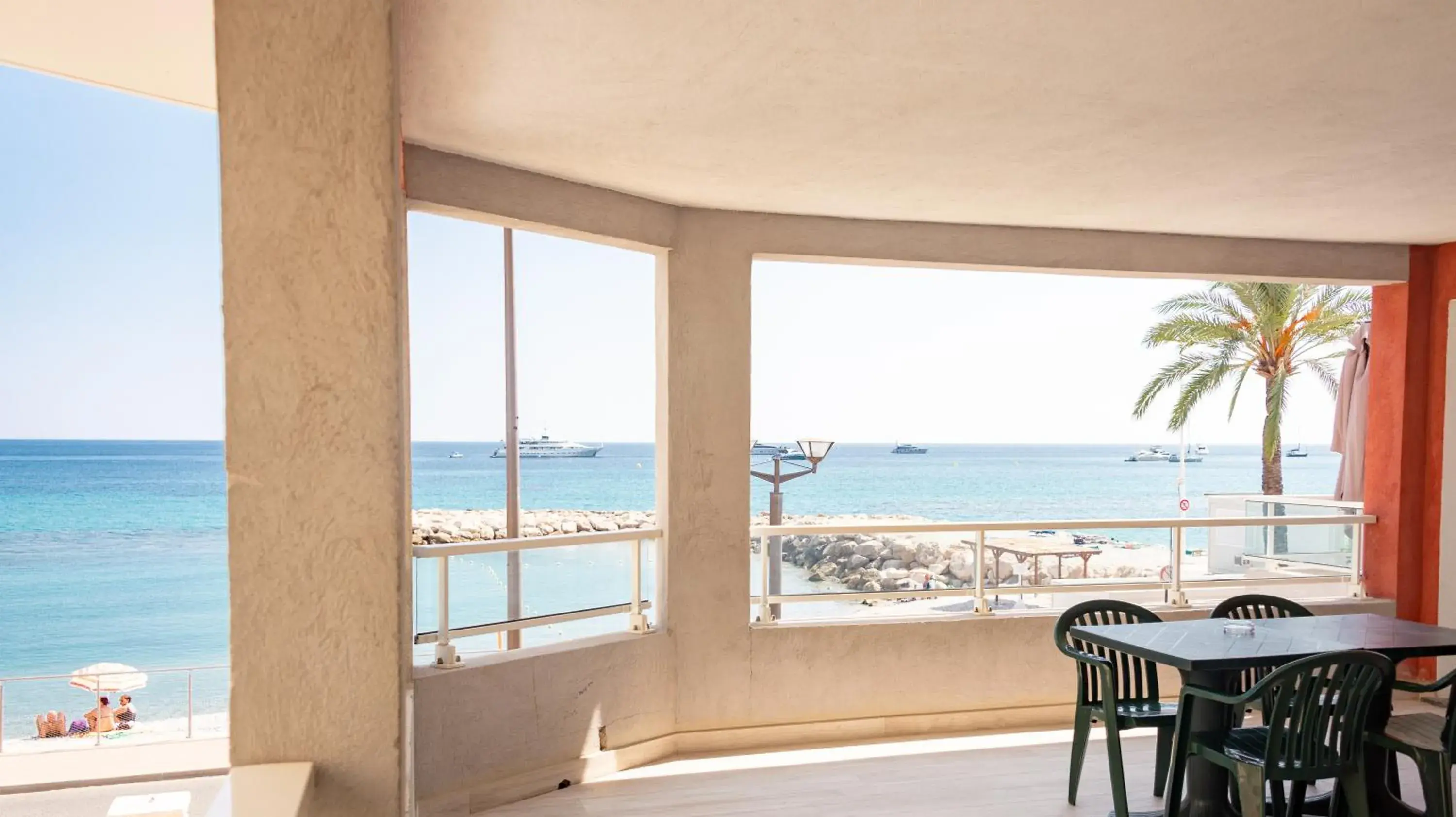 One-Bedroom Apartment with Loggia and Sea View in Hotel et Appartements Reine D'Azur One-Bedroom Apartment with Loggia and Sea View in Hotel et Appartements Reine D'Azur