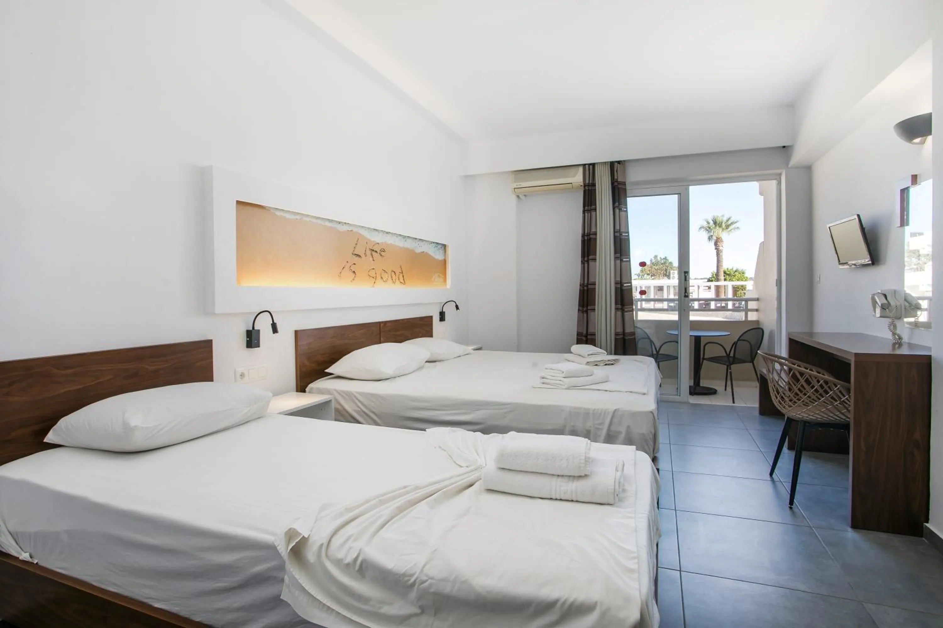 Bed in Hillside Studios & Apartments