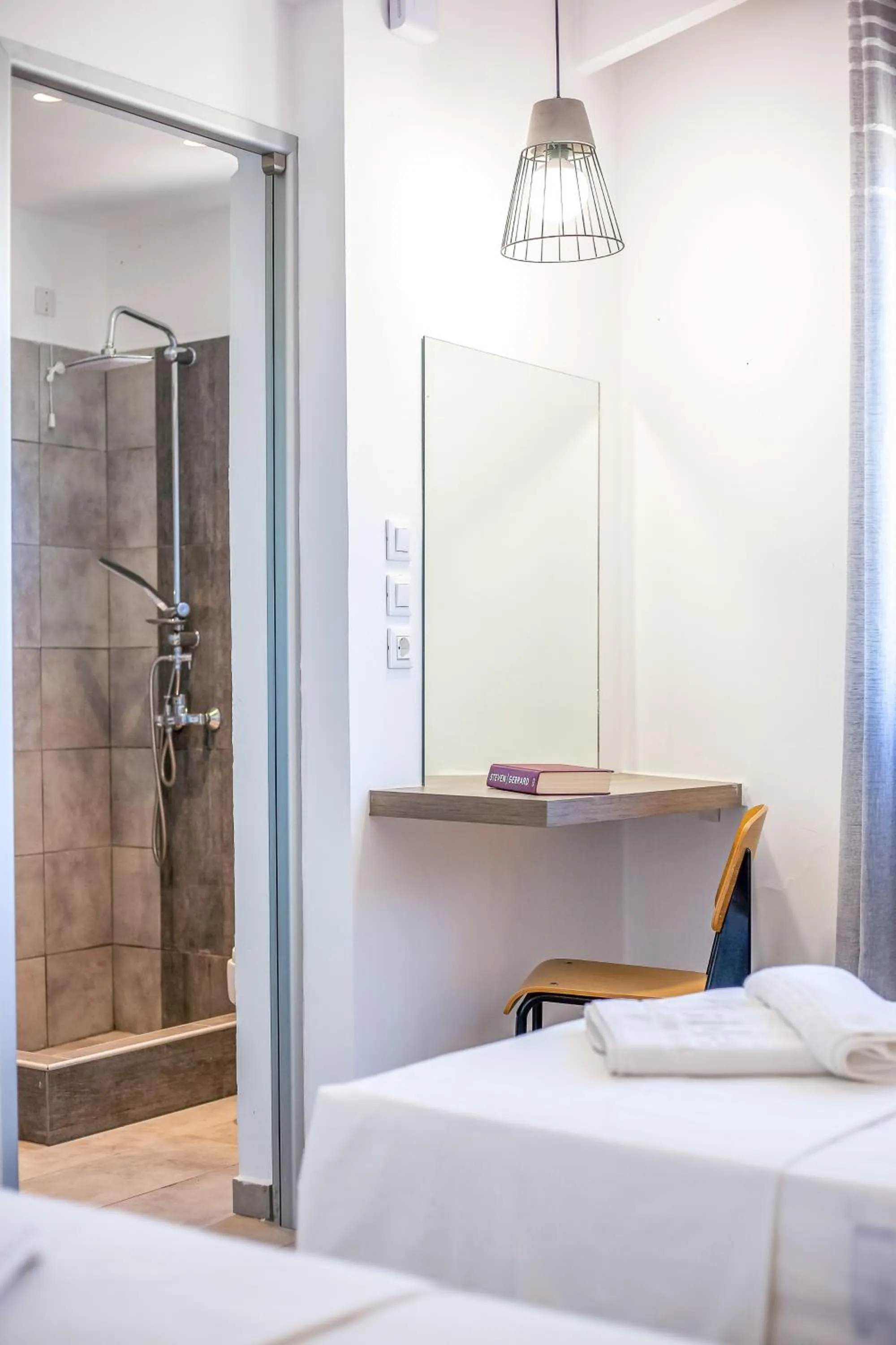 Bathroom, Bed in Hillside Studios & Apartments