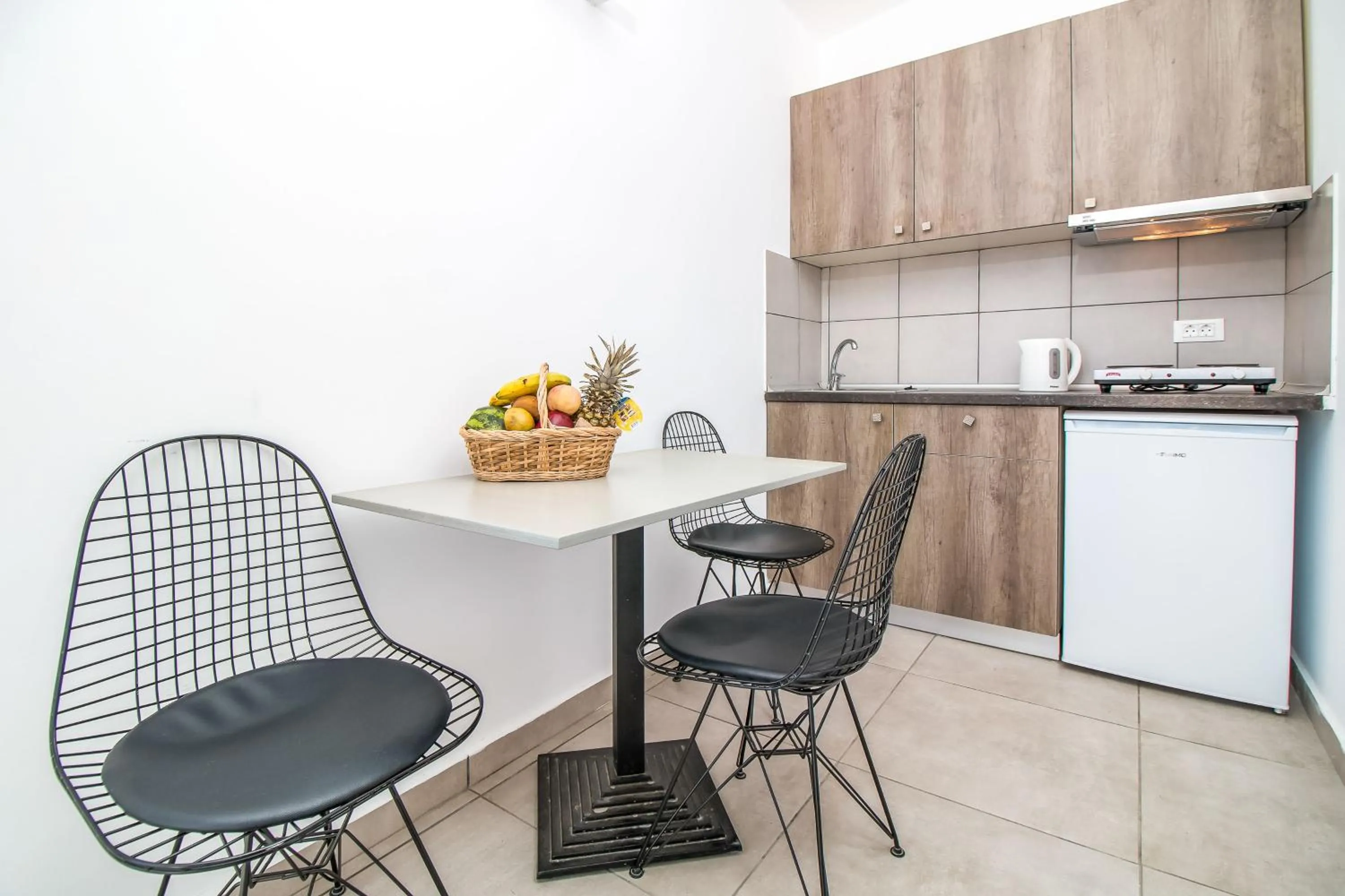 Kitchen or kitchenette in Hillside Studios & Apartments
