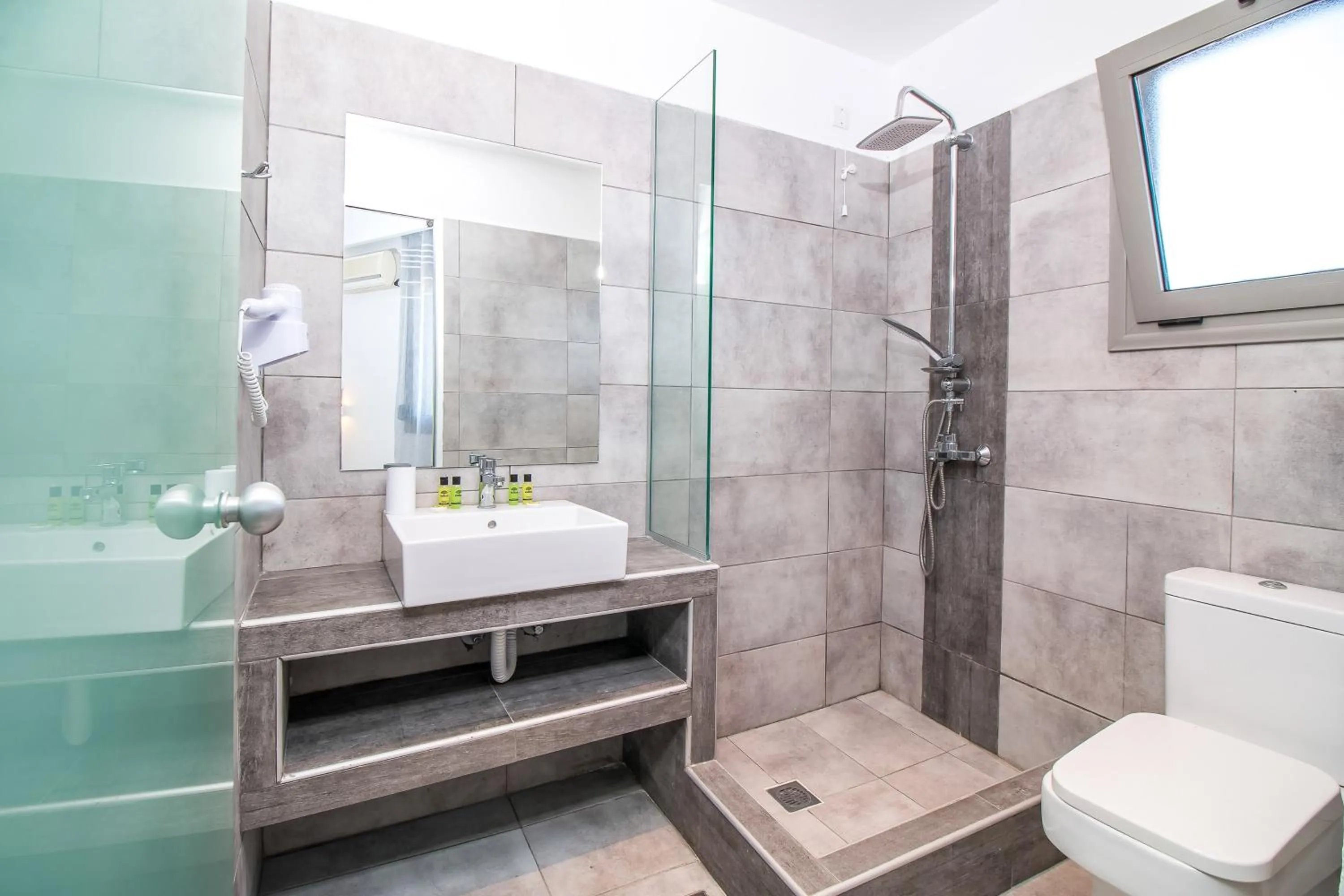 Shower in Hillside Studios & Apartments