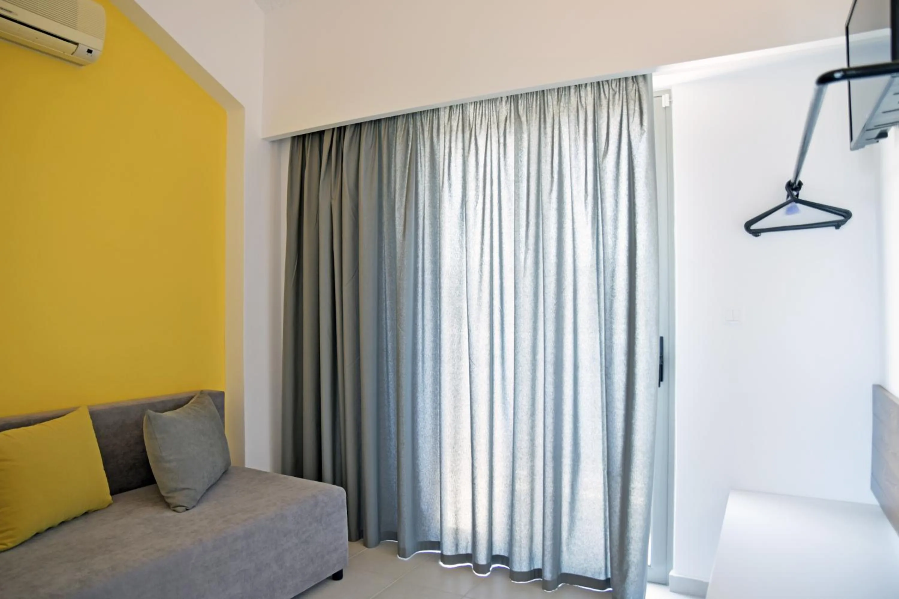 TV and multimedia in Hillside Studios & Apartments