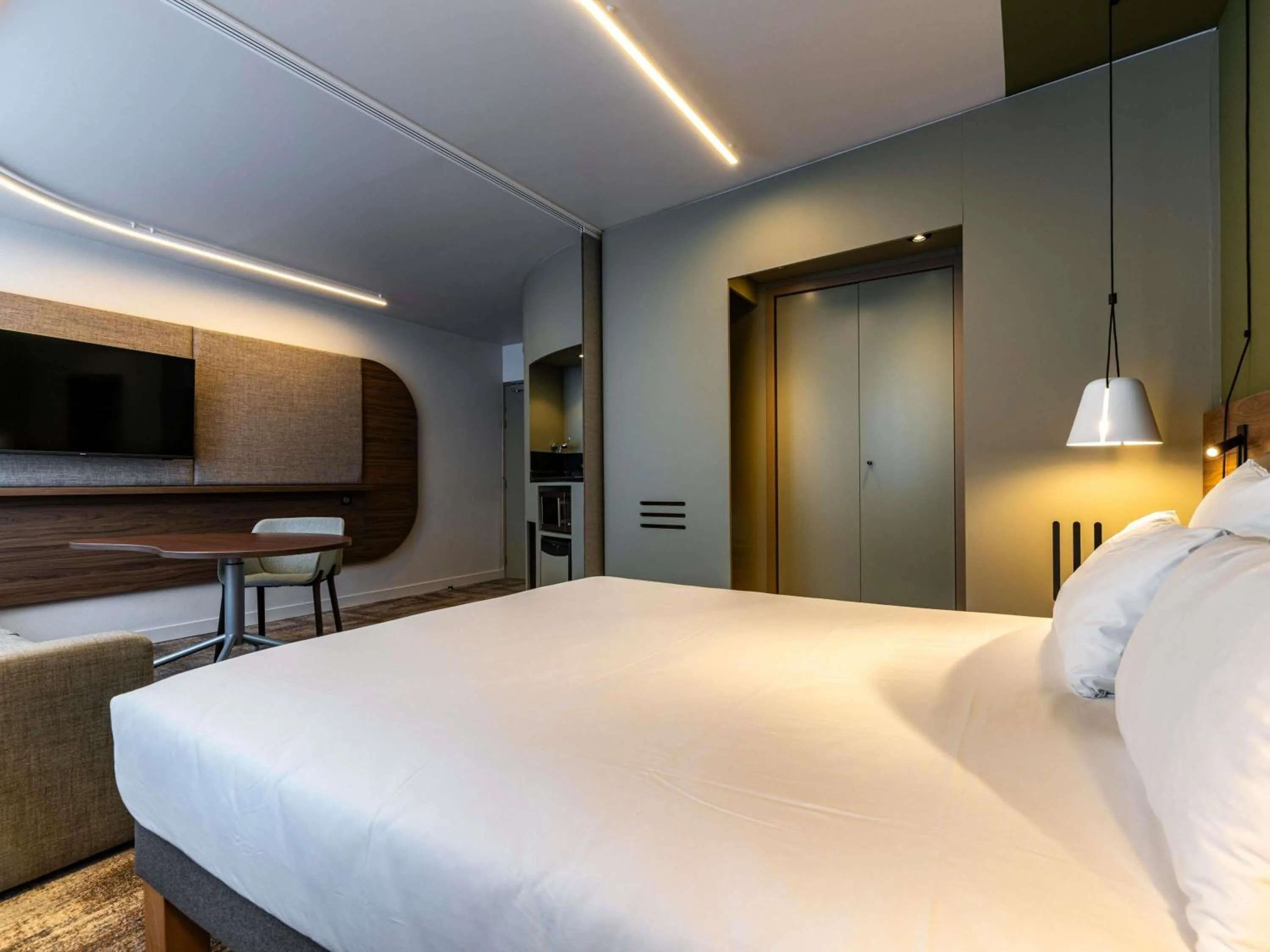 Bedroom, Bed in Novotel Suites Reims Centre