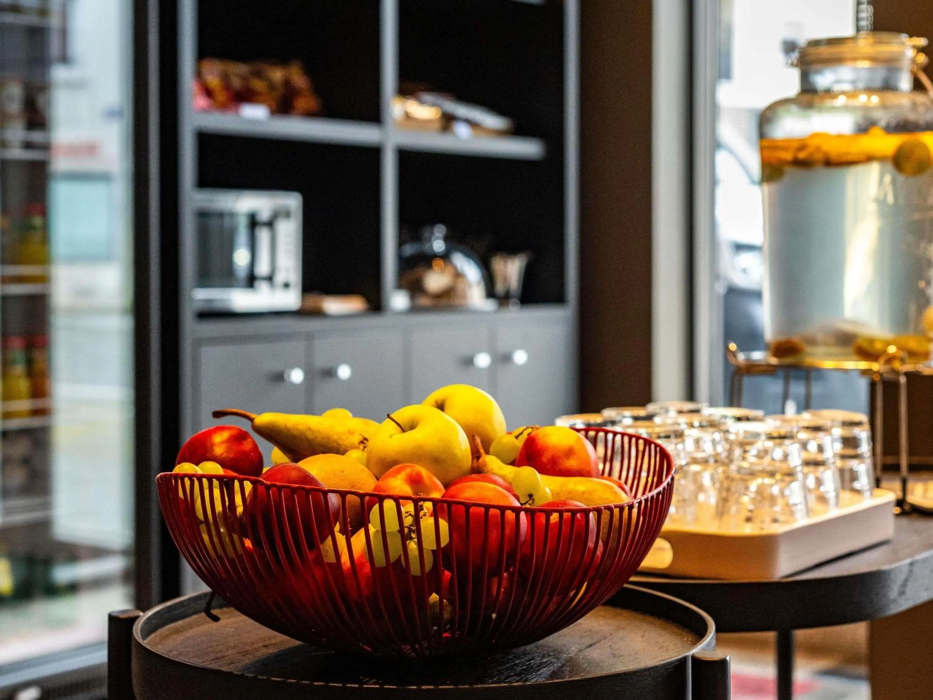 Lounge or bar in Novotel Suites Reims Centre