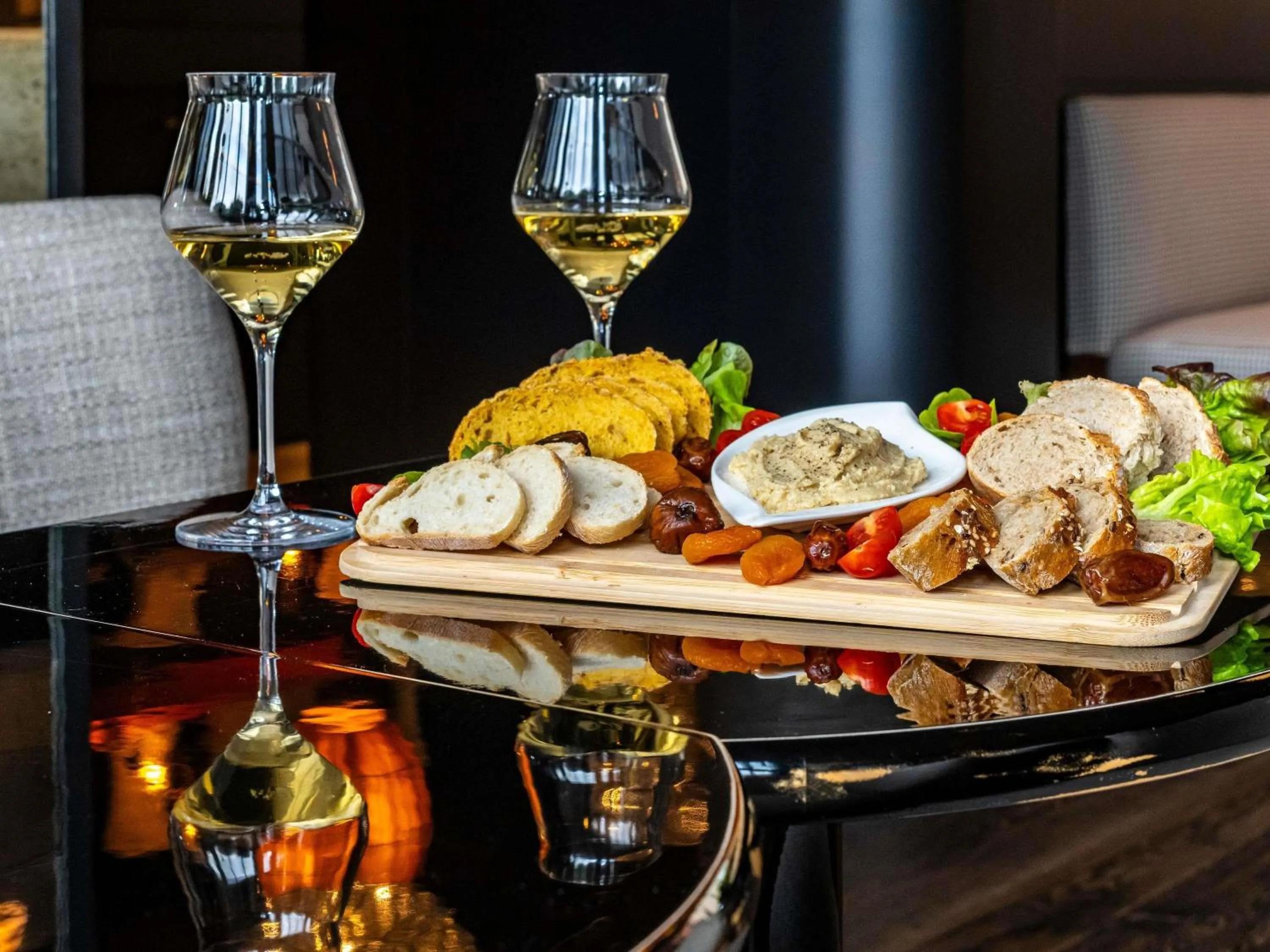 Lounge or bar in Novotel Suites Reims Centre