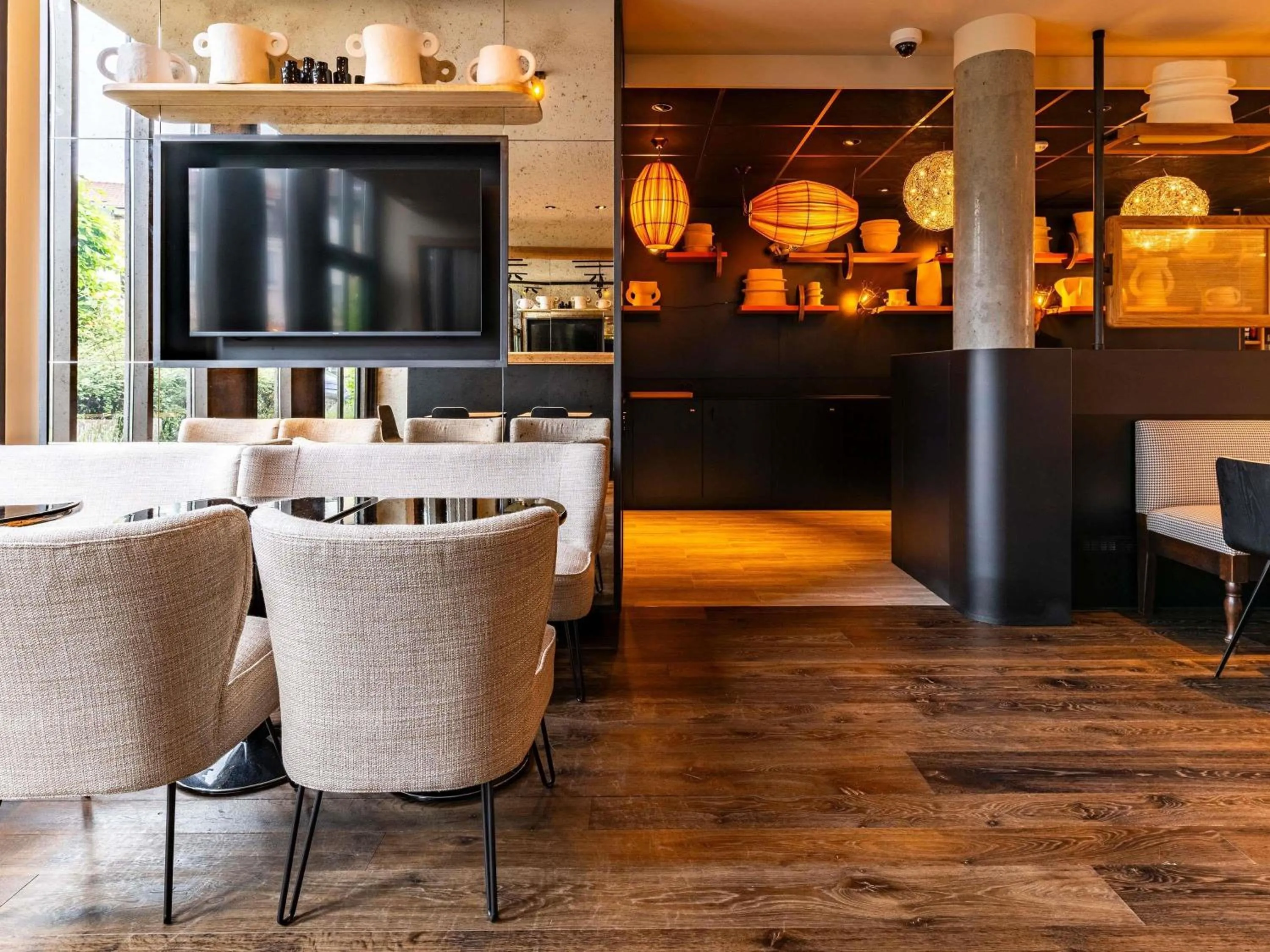 Lounge or bar in Novotel Suites Reims Centre