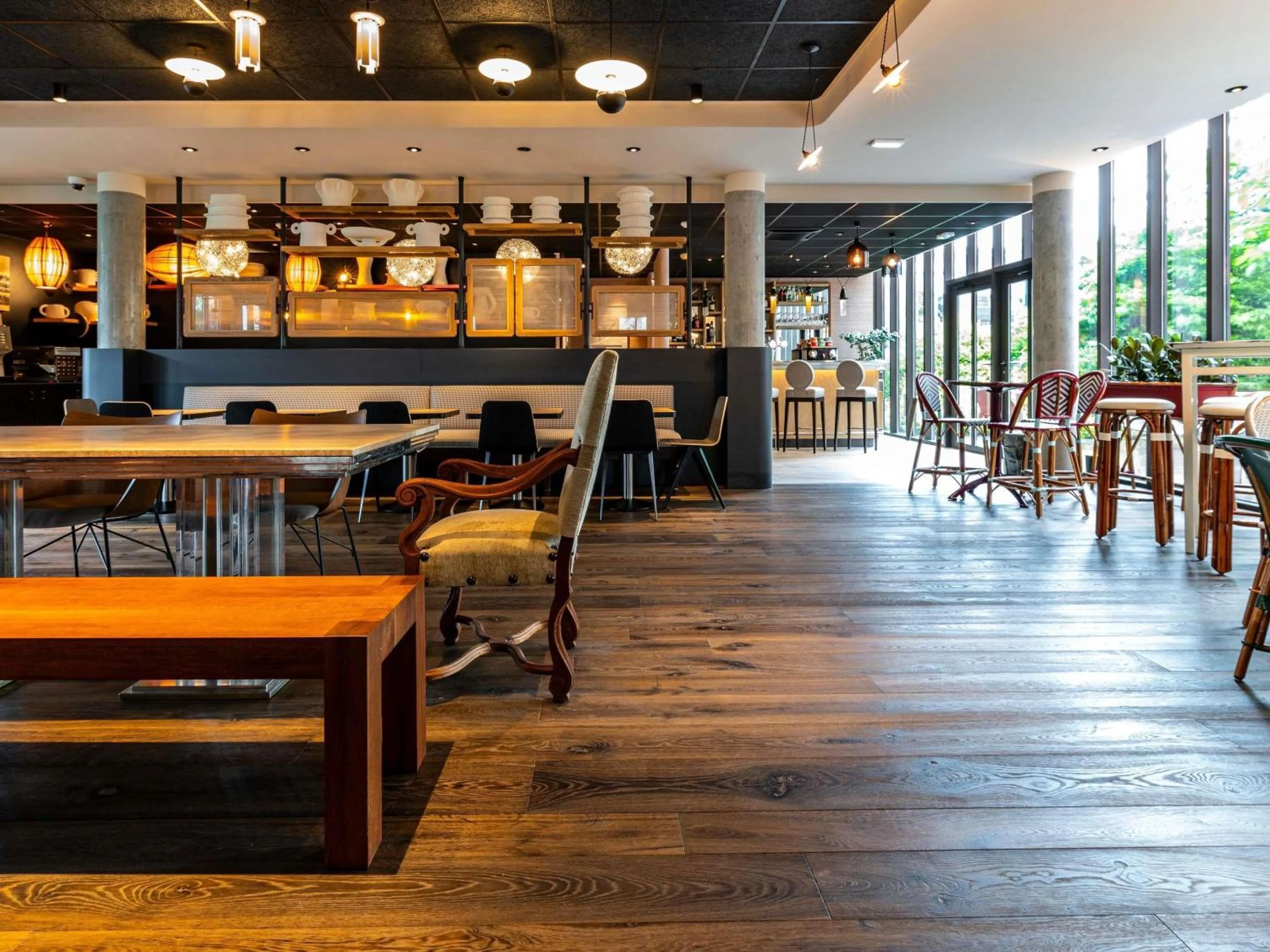 Lounge or bar in Novotel Suites Reims Centre