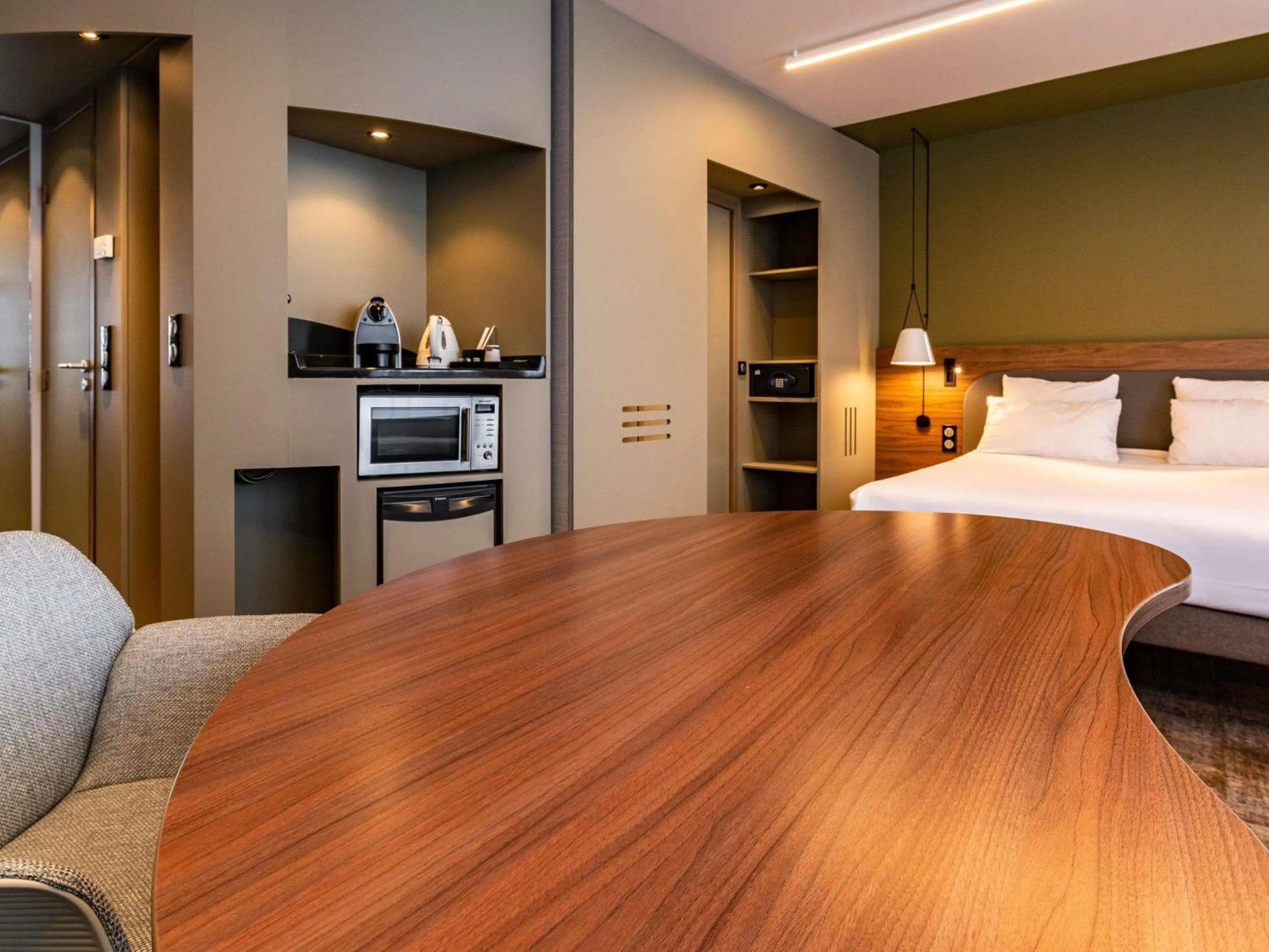 Bedroom, Bed in Novotel Suites Reims Centre